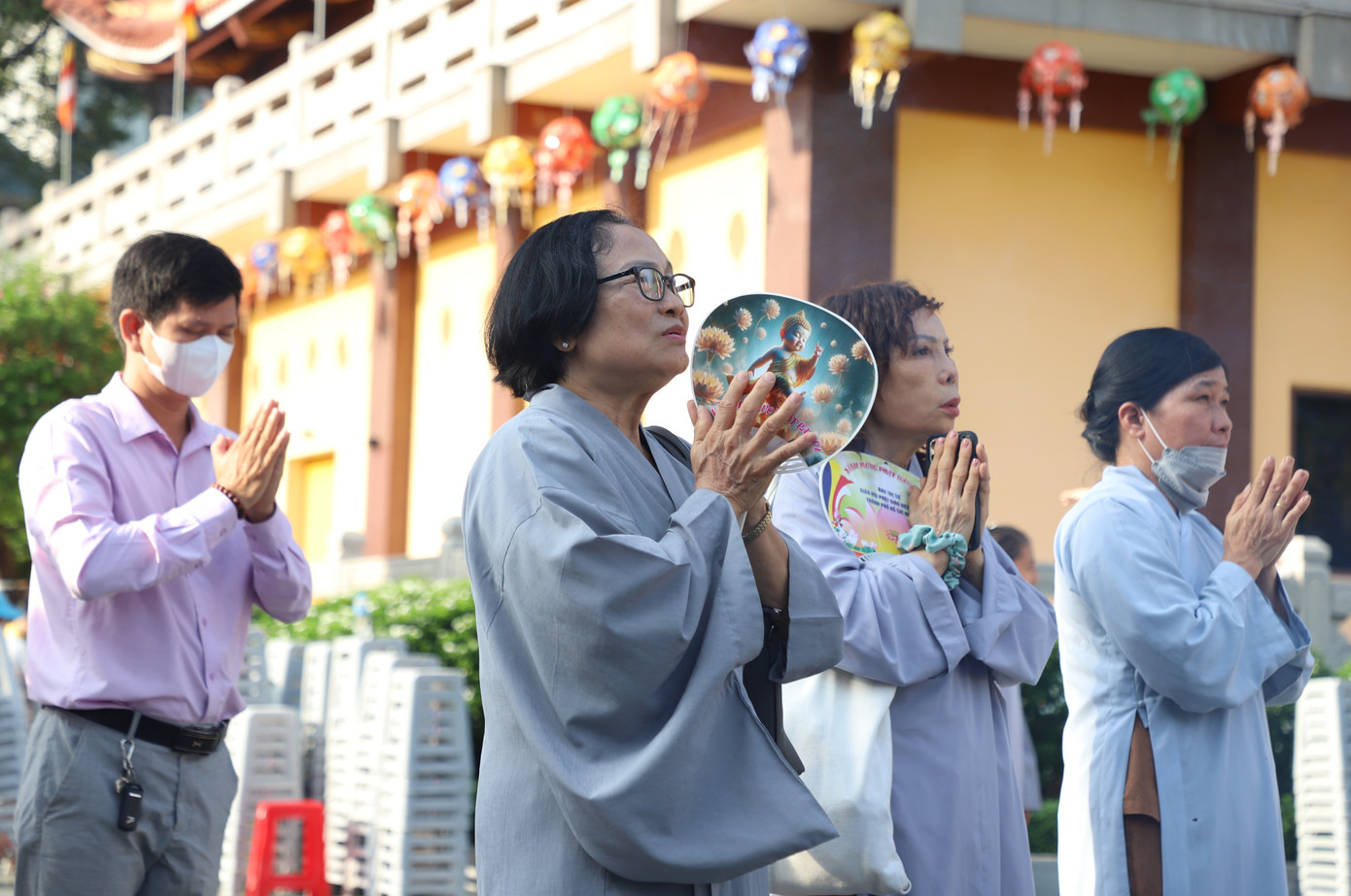 Trong ngày kỷ niệm Đức Phật đản sanh, các phật tử, người dân đã đến các cơ sở tự viện, chùa chiền trên địa bàn TPHCM để thắp hương, lễ bái Tam bảo và nguyện cầu những điều tốt đẹp. Ảnh: Ngô Tùng. Trong ngày kỷ niệm Đức Phật đản sanh, các phật tử, người dân đã đến các cơ sở tự viện, chùa chiền trên địa bàn TPHCM để thắp hương, lễ bái Tam bảo và nguyện cầu những điều tốt đẹp. Ảnh: Ngô Tùng.