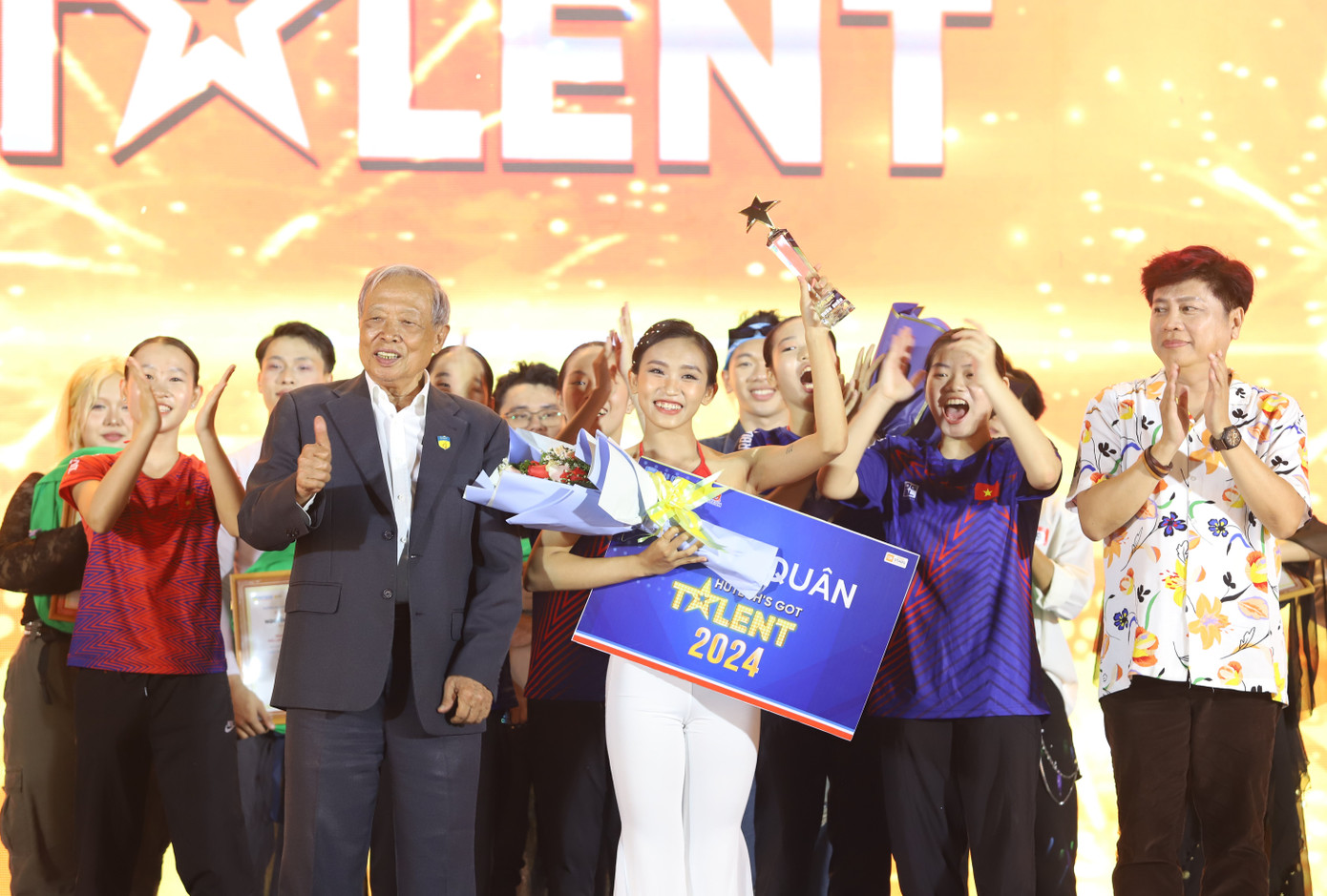 Trúc Phương nhận phần thưởng hiện kim trị giá 10 triệu đồng cùng các quà tặng.