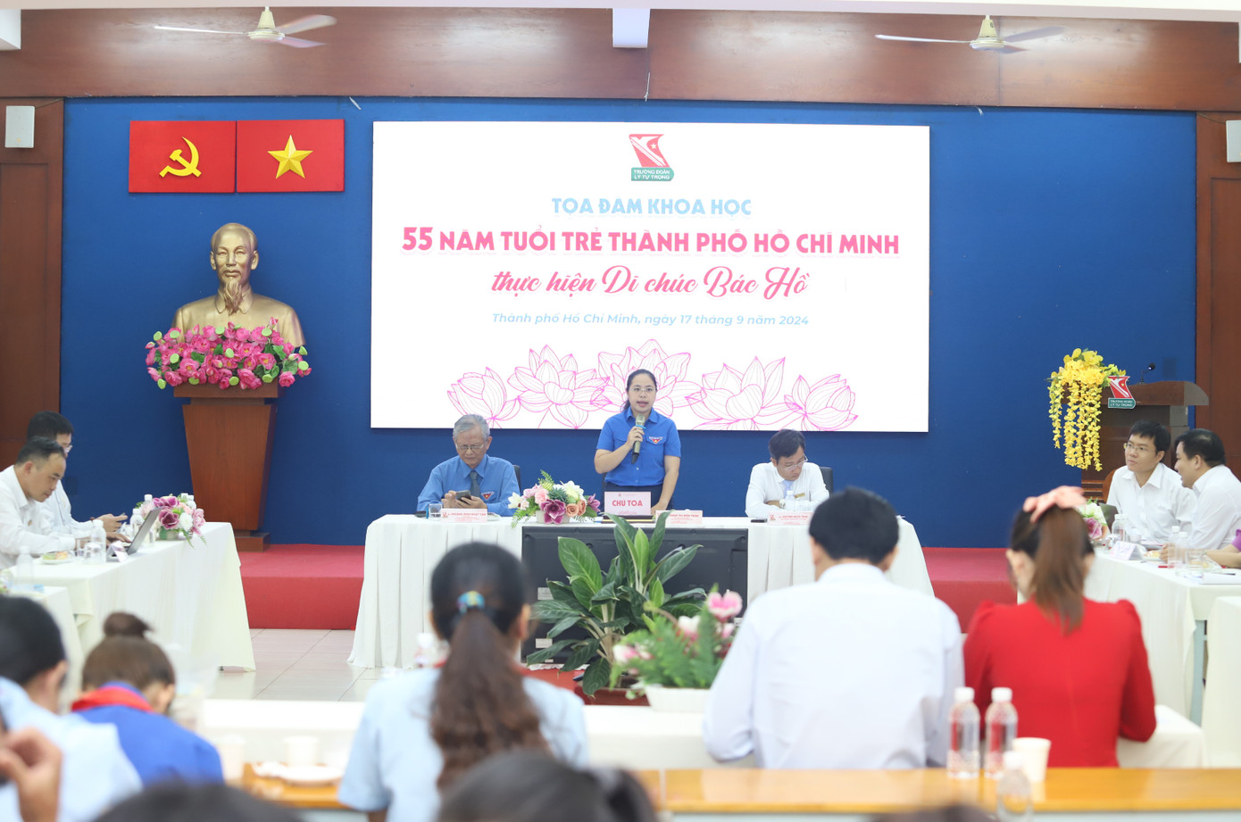 Chị Hiền Trân kết luận buổi tọa đàm.