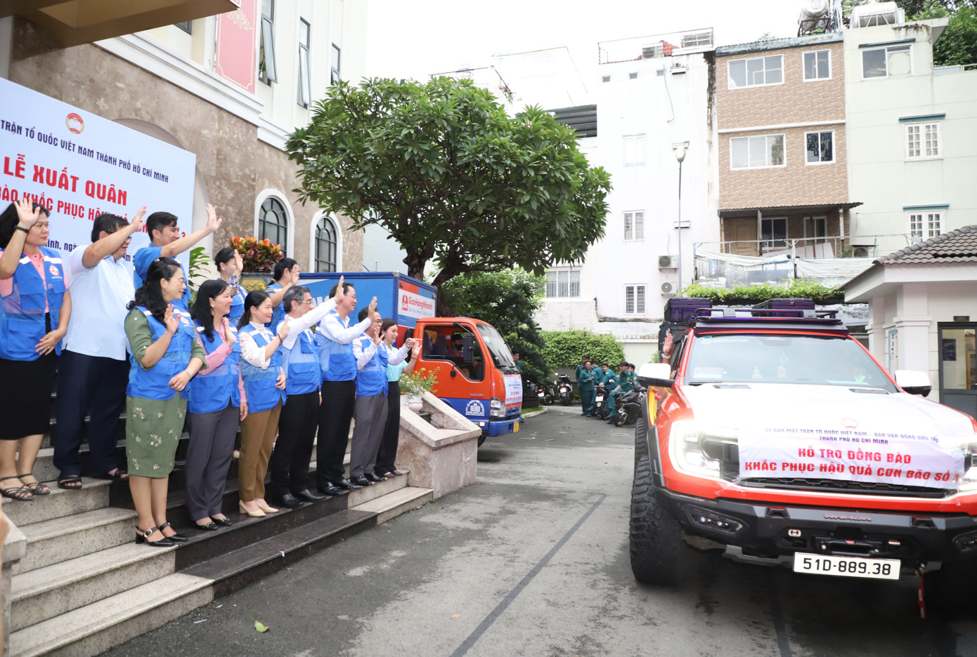 Lãnh đạo MTTQ TPHCM, các ban ngành thành phố vẫy chào các thành viên tham gia đoàn cứu trợ.