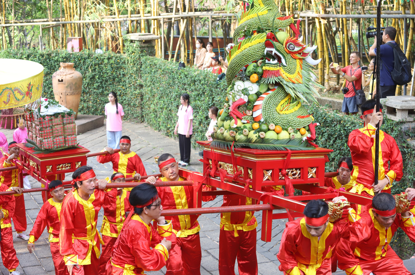 Lễ vật dâng cúng gồm có bánh chưng và các loại trái cây. Lễ vật dâng cúng gồm có bánh chưng và các loại trái cây.