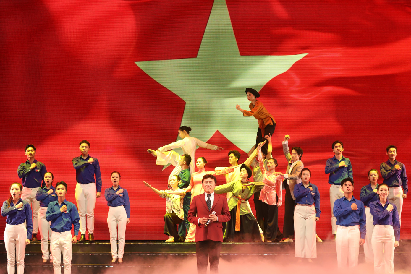 Tối 1/11, tại Nhà hát TPHCM đã diễn ra chương trình nghệ thuật kỷ niệm 94 năm ngày thành lập Mặt trận Dân tộc thống nhất Việt Nam – ngày truyền thống Mặt trận Tổ quốc (MTTQ) Việt Nam (18/11/1930-18/11/2024), chào mừng thành công Đại hội đại biểu toàn quốc MTTQ Việt Nam lần thứ X, Đại hội đại biểu MTTQ Việt Nam TPHCM lần thứ XII, nhiệm kỳ 2024-2029. Chương trình do Ủy ban MTTQ Việt Nam TPHCM tổ chức, Trung tâm Ca nhạc nhẹ TPHCM thực hiện, với chủ đề Vang mãi bài ca kết đoàn. Tối 1/11, tại Nhà hát TPHCM đã diễn ra chương trình nghệ thuật kỷ niệm 94 năm ngày thành lập Mặt trận Dân tộc thống nhất Việt Nam – ngày truyền thống Mặt trận Tổ quốc (MTTQ) Việt Nam (18/11/1930-18/11/2024), chào mừng thành công Đại hội đại biểu toàn quốc MTTQ Việt Nam lần thứ X, Đại hội đại biểu MTTQ Việt Nam TPHCM lần thứ XII, nhiệm kỳ 2024-2029. Chương trình do Ủy ban MTTQ Việt Nam TPHCM tổ chức, Trung tâm Ca nhạc nhẹ TPHCM thực hiện, với chủ đề Vang mãi bài ca kết đoàn.