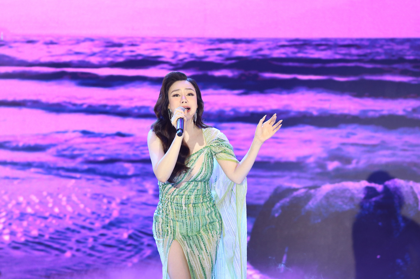 Tham gia nhiều chương trình gắn với xứ Quảng, ca sĩ Hồ Quỳnh Hương có dịp góp giọng tại đêm nhạc hướng đến chăm lo người nghèo dịp Tết. Ảnh: Ngô Tùng. Tham gia nhiều chương trình gắn với xứ Quảng, ca sĩ Hồ Quỳnh Hương có dịp góp giọng tại đêm nhạc hướng đến chăm lo người nghèo dịp Tết. Ảnh: Ngô Tùng.