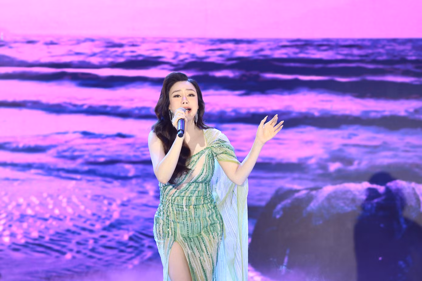 Tham gia nhiều chương trình gắn với xứ Quảng, ca sĩ Hồ Quỳnh Hương có dịp góp giọng tại đêm nhạc hướng đến chăm lo người nghèo dịp Tết. Ảnh: Ngô Tùng.