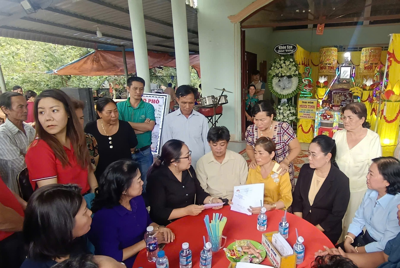 Đoàn công tác Ủy ban MTTQ Việt Nam TPHCM đi thăm hỏi và chia buồn với gia đình có nạn nhân tử vong trong vụ hỏa hoạn. Đoàn công tác Ủy ban MTTQ Việt Nam TPHCM đi thăm hỏi và chia buồn với gia đình có nạn nhân tử vong trong vụ hỏa hoạn.