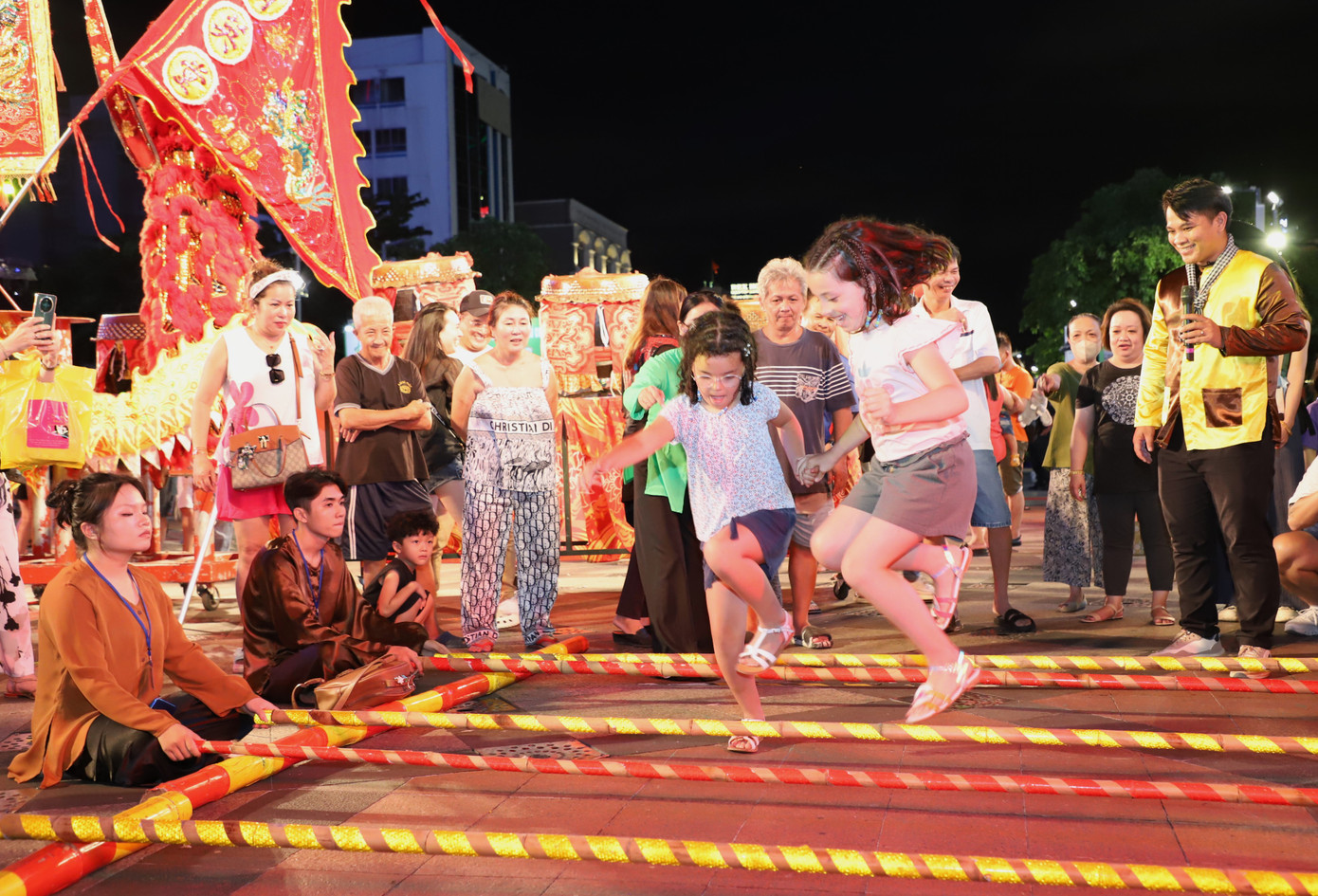 Các em nhỏ hòa vui trong không gian các trò chơi truyền thống trên phố đi bộ Nguyễn Huệ.