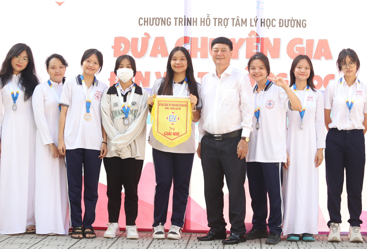 Dịp này, Ban Giám hiệu Trường THPT Chuyên Lương Thế Vinh tuyên dương, khen thưởng các em học sinh đạt thành tích cao trong học tập và tham gia hội thao thể dục thể thao thời gian qua. Dịp này, Ban Giám hiệu Trường THPT Chuyên Lương Thế Vinh tuyên dương, khen thưởng các em học sinh đạt thành tích cao trong học tập và tham gia hội thao thể dục thể thao thời gian qua.