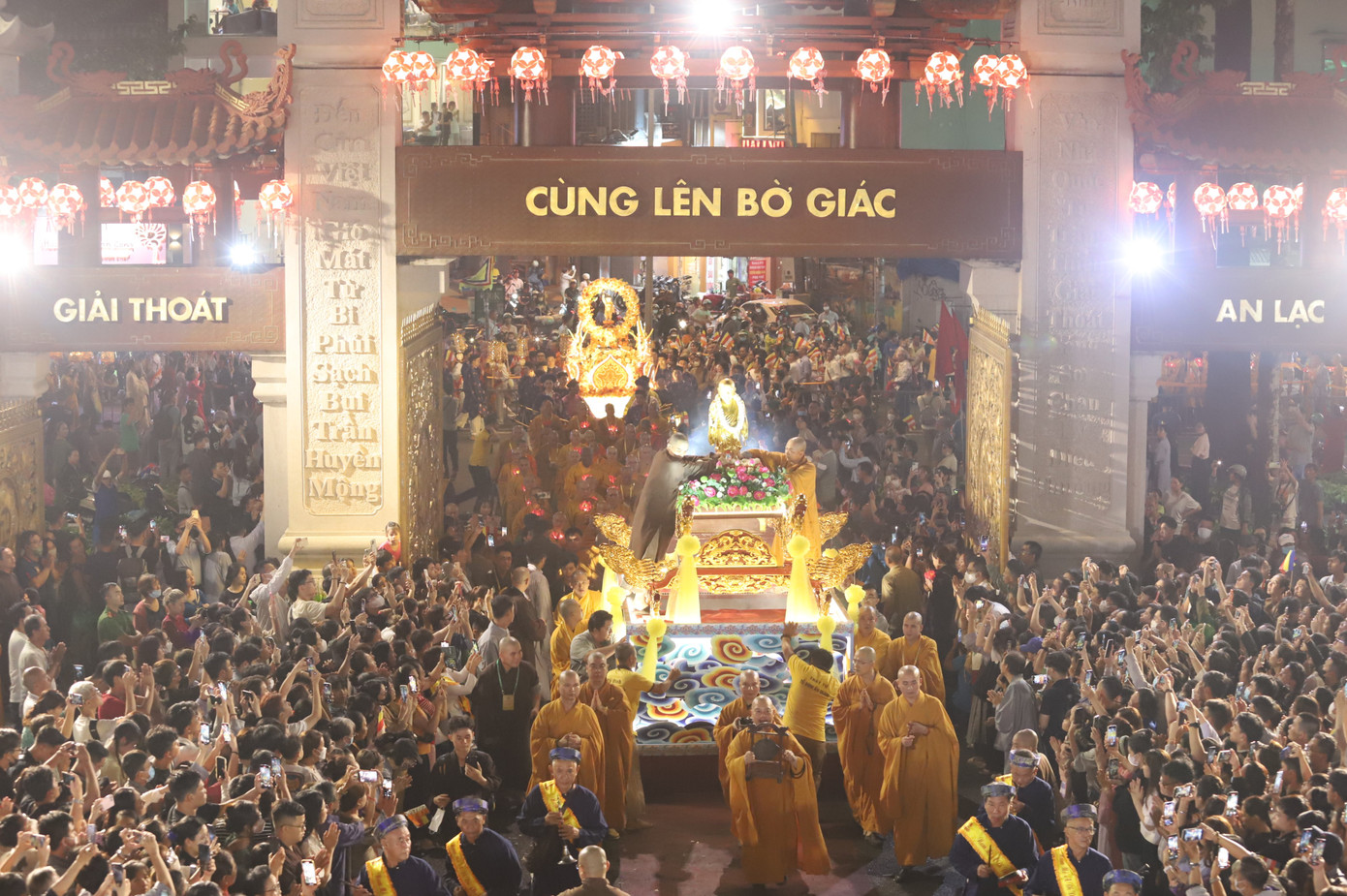 Hàng nghìn phật tử, người dân đứng trong và ngoài chùa đón chào đoàn rước.