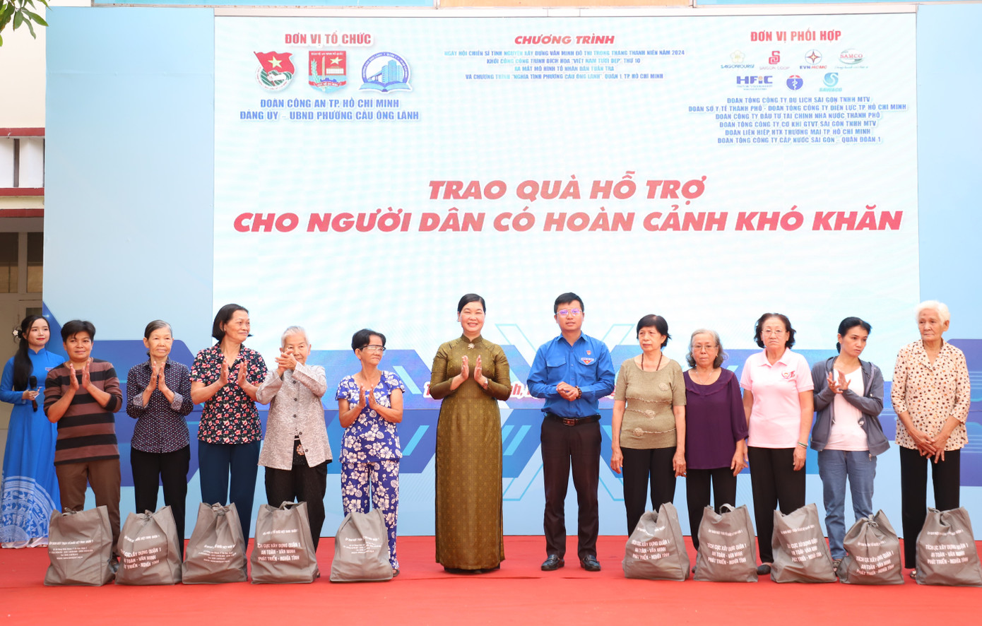 Chương trình cũng gửi tặng các phần quà thiết yếu đến bà con có hoàn cảnh khó khăn trên địa bàn quận 1.