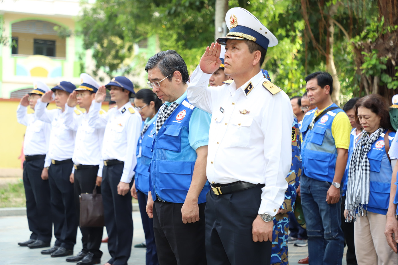 Trước đó, khi vừa bước chân lên đảo, đoàn đại biểu đã đến dâng hương tưởng niệm, tri ân Chủ tịch Hồ Chí Minh, các liệt sĩ đã hy sinh khi tham gia giải phóng đảo Thổ Chu và những đồng bào bị Pol Pot thảm sát vào tháng 5/1975. Ảnh: Ngô Tùng