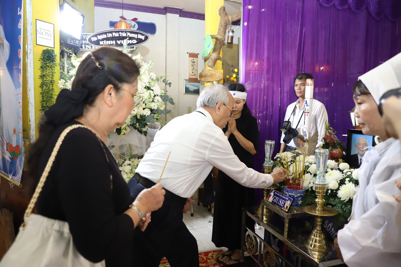 Nén hương tiễn biệt nhà nghiên cứu sử học Nguyễn Đình Đầu. Nén hương tiễn biệt nhà nghiên cứu sử học Nguyễn Đình Đầu.