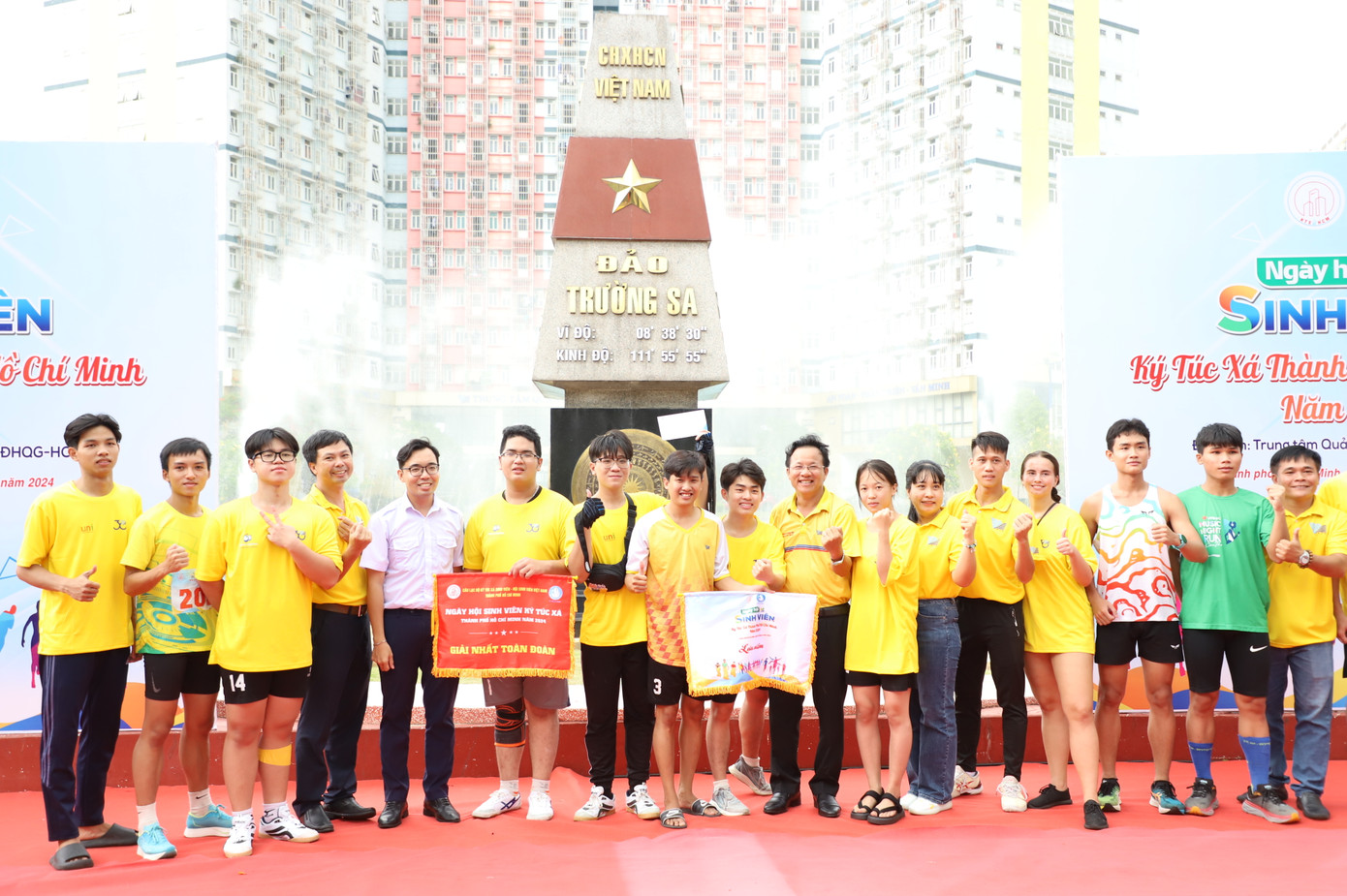 Phó Chủ tịch Thường trực Hội SVVN TPHCM Nguyễn Tất Toàn và Giám đốc Trung tâm quản lý ký túc xá ĐHQG TPHCM Tăng Hữu Thủy đã trao giải Nhất toàn đoàn cho Trung tâm quản lý ký túc xá ĐHQG TPHCM - khu B. Phó Chủ tịch Thường trực Hội SVVN TPHCM Nguyễn Tất Toàn và Giám đốc Trung tâm quản lý ký túc xá ĐHQG TPHCM Tăng Hữu Thủy đã trao giải Nhất toàn đoàn cho Trung tâm quản lý ký túc xá ĐHQG TPHCM - khu B.