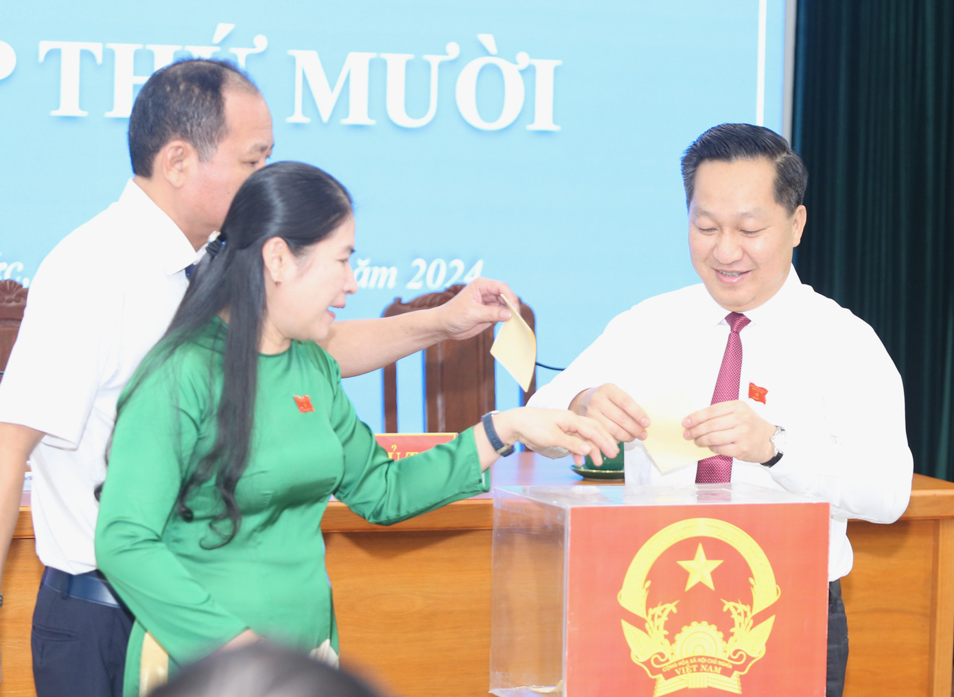 Đại biểu bỏ phiếu kín bầu chức danh Phó Chủ tịch HĐND TP Thủ Đức. Ảnh: Ngô Tùng