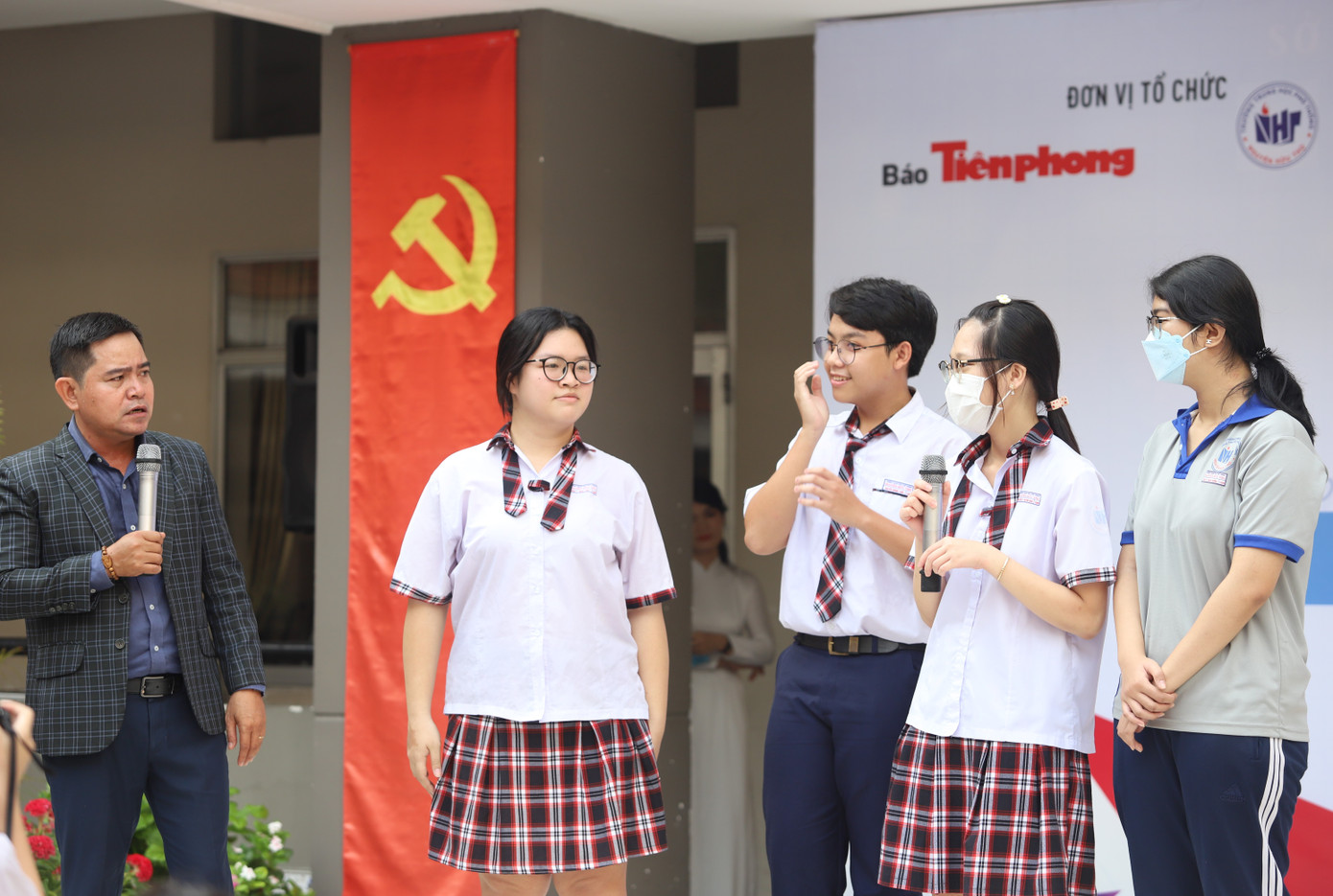 TS Long khuyên các bạn học sinh cố gắng định vị bản thân thật kỹ. TS Long khuyên các bạn học sinh cố gắng định vị bản thân thật kỹ.