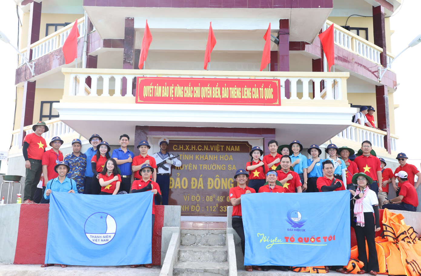 Là một trong những hoạt động hướng đến Đại hội, Hành trình “Tuổi trẻ vì biển, đảo quê hương” năm nay tạo không gian để các bạn thanh niên tiêu biểu gửi gắm niềm tin yêu, kỳ vọng đến tổ chức Hội LHTN Việt Nam. Là một trong những hoạt động hướng đến Đại hội, Hành trình “Tuổi trẻ vì biển, đảo quê hương” năm nay tạo không gian để các bạn thanh niên tiêu biểu gửi gắm niềm tin yêu, kỳ vọng đến tổ chức Hội LHTN Việt Nam.