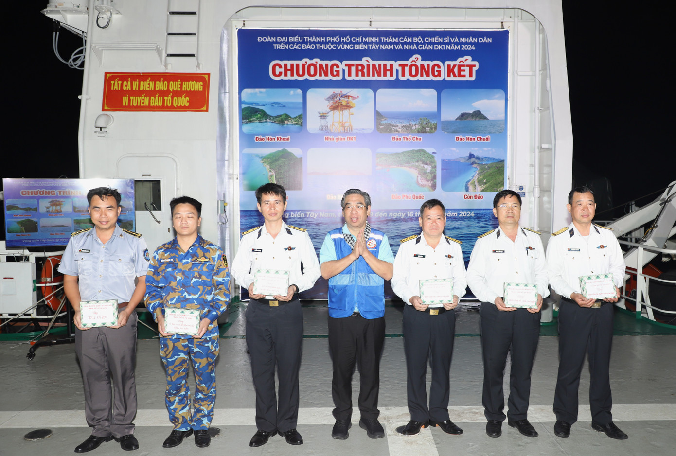 Lãnh đạo đoàn công tác tặng quà cám ơn, ghi nhận nỗ lực của các đơn vị đã đóng góp vào thành công của hải trình. Lãnh đạo đoàn công tác tặng quà cám ơn, ghi nhận nỗ lực của các đơn vị đã đóng góp vào thành công của hải trình.