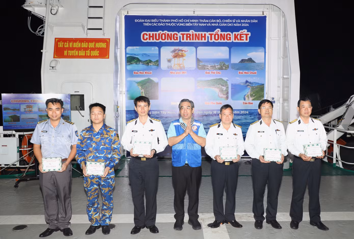 Lãnh đạo đoàn công tác tặng quà cám ơn, ghi nhận nỗ lực của các đơn vị đã đóng góp vào thành công của hải trình.