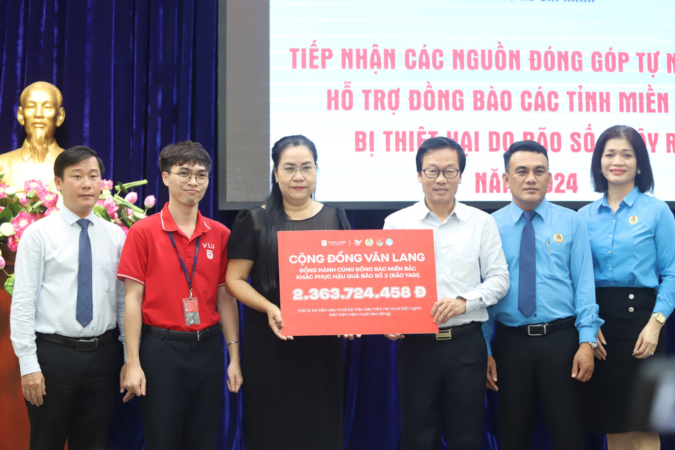 Phó Chủ tịch Ủy ban MTTQ Việt Nam TPHCM Nguyễn Thị Kim Thúy tiếp nhận ủng hộ của các đơn vị. Ảnh: Ngô Tùng
