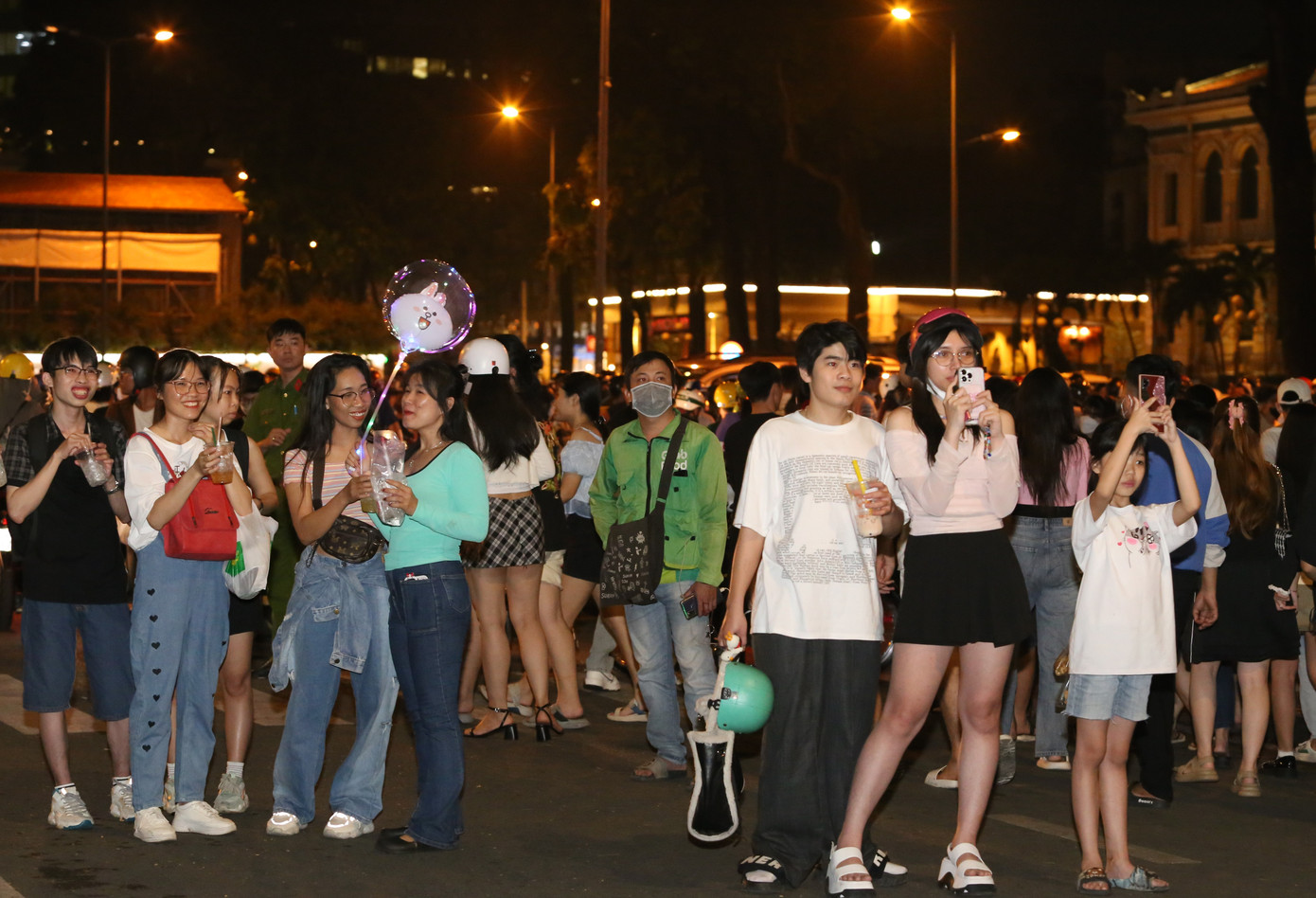 Trước đó, hàng triệu người dân trên địa bàn TPHCM đã nô nức tìm đến các khu vực tổ chức lễ hội đếm ngược (countdown) chào đón năm mới và xem bắn pháo hoa trong thời khắc giao thừa. Cũng giống mọi năm, dịp này TPHCM đã tổ chức bắn pháo hoa tại khu vực hầm sông Sài Gòn (TP Thủ Đức, tầm cao) và Công viên Đầm Sen (quận 11, tầm thấp). Ngoài ra, năm nay ở TP Thủ Đức pháo hoa còn diễn ra tại một điểm bắn mới là The Global City, phường An Phú.
