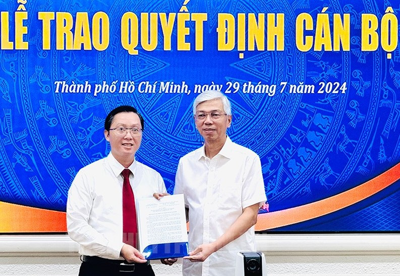 Phó Chủ tịch UBND TPHCM Võ Văn Hoan (phải) trao quyết định phê chuẩn cho ông Nguyễn Tuấn Tài. Ảnh: Thành ủy TPHCM Phó Chủ tịch UBND TPHCM Võ Văn Hoan (phải) trao quyết định phê chuẩn cho ông Nguyễn Tuấn Tài. Ảnh: Thành ủy TPHCM