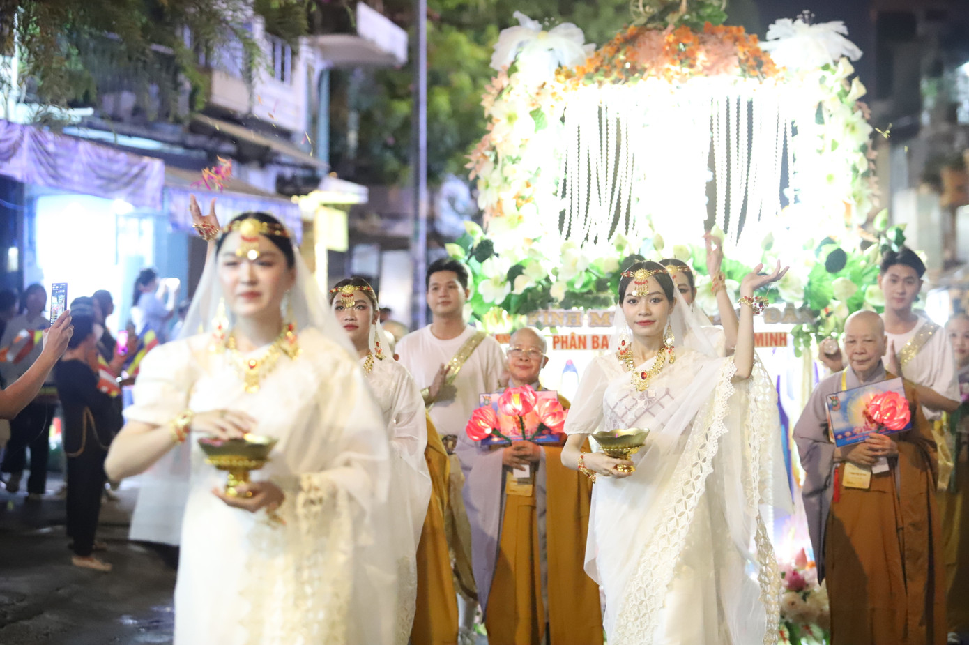 Đoàn Phân ban ni giới TPHCM tham gia lễ rước Phật đản sinh.