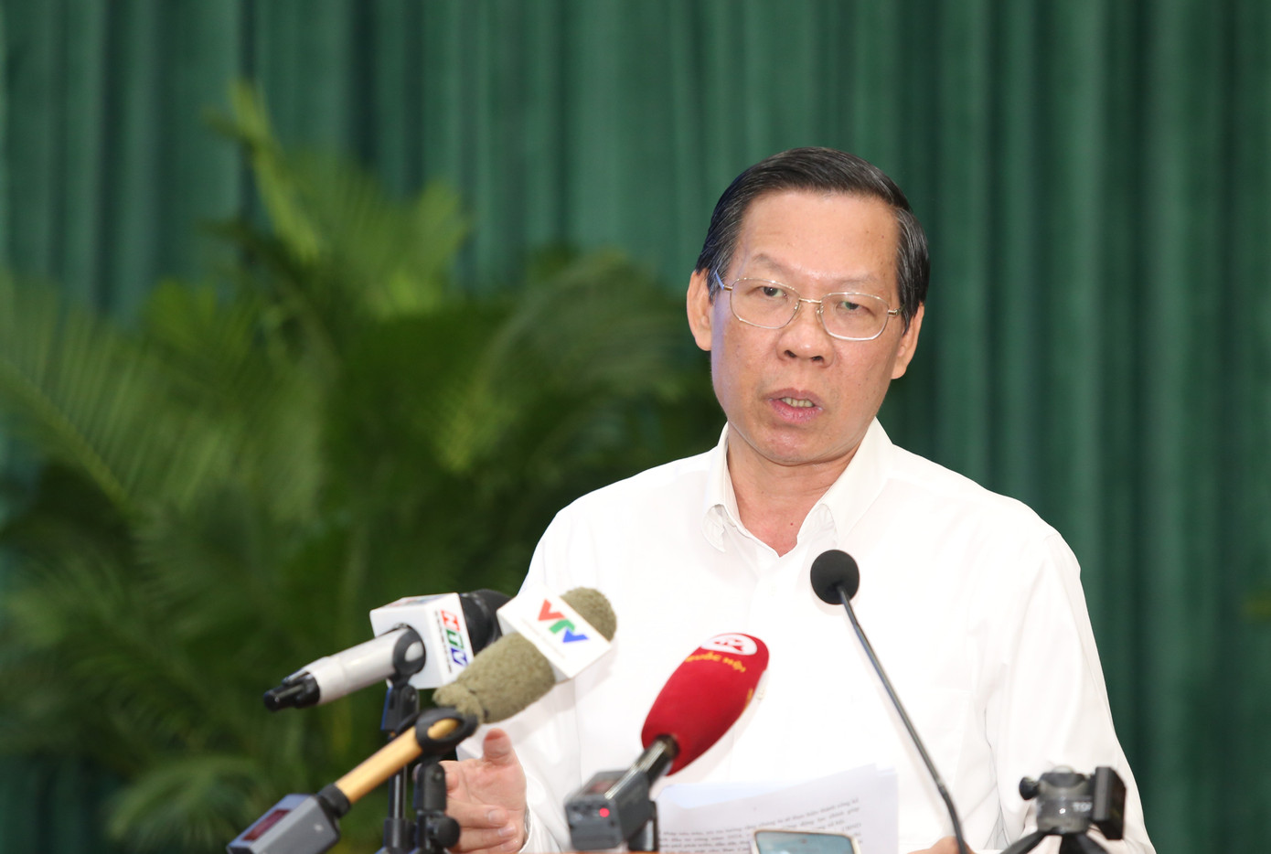 Chủ tịch UBND TPHCM Phan Văn Mãi kết luận buổi họp tổng kết công tác đầu tư công năm 2023. Ảnh: Ngô Tùng