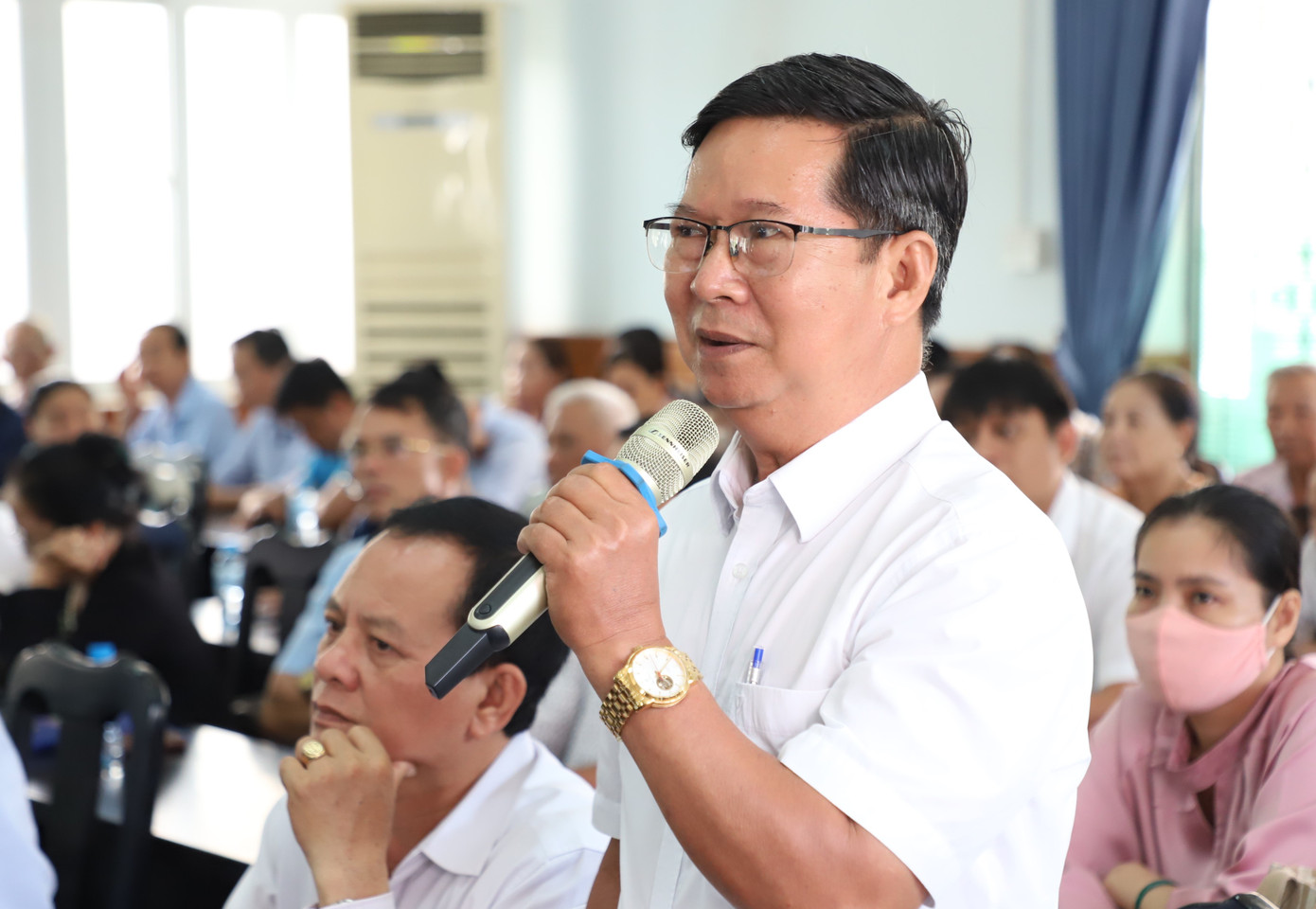 Cử tri huyện Hóc Môn nêu ý kiến tại buổi tiếp xúc. Ảnh: Ngô Tùng