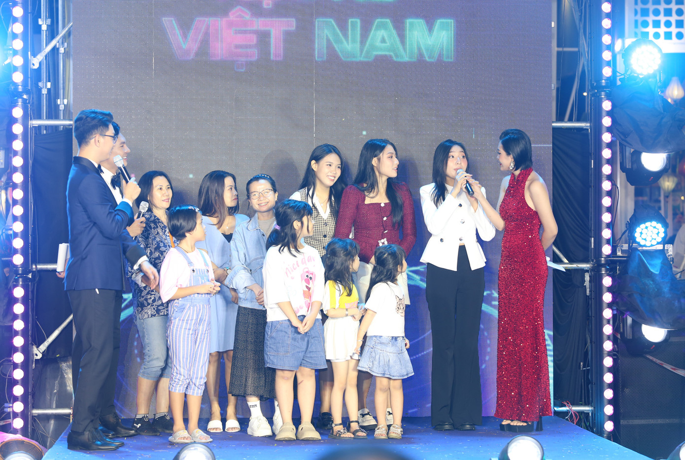 Trong đêm giao thừa 31/12, tại quận 1 (TPHCM), Đường sách TPHCM tổ chức chương trình giao lưu nghệ thuật Chào năm mới 2024 - Rực rỡ Việt Nam. Đây là lần đầu Đường sách TPHCM tổ chức hoạt động chào đón năm mới.