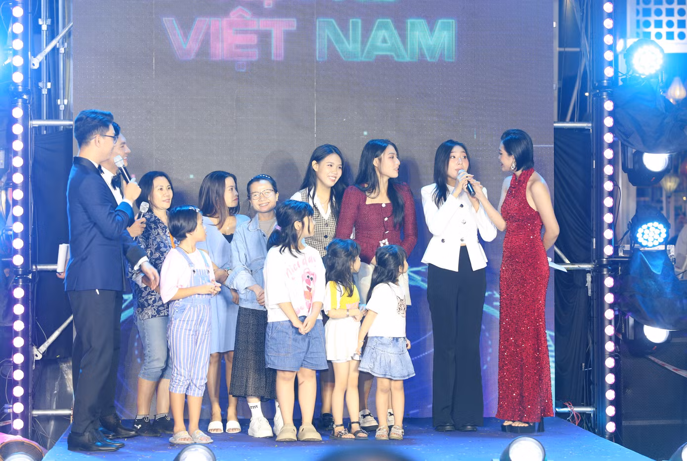 Trong đêm giao thừa 31/12, tại quận 1 (TPHCM), Đường sách TPHCM tổ chức chương trình giao lưu nghệ thuật Chào năm mới 2024 - Rực rỡ Việt Nam. Đây là lần đầu Đường sách TPHCM tổ chức hoạt động chào đón năm mới.