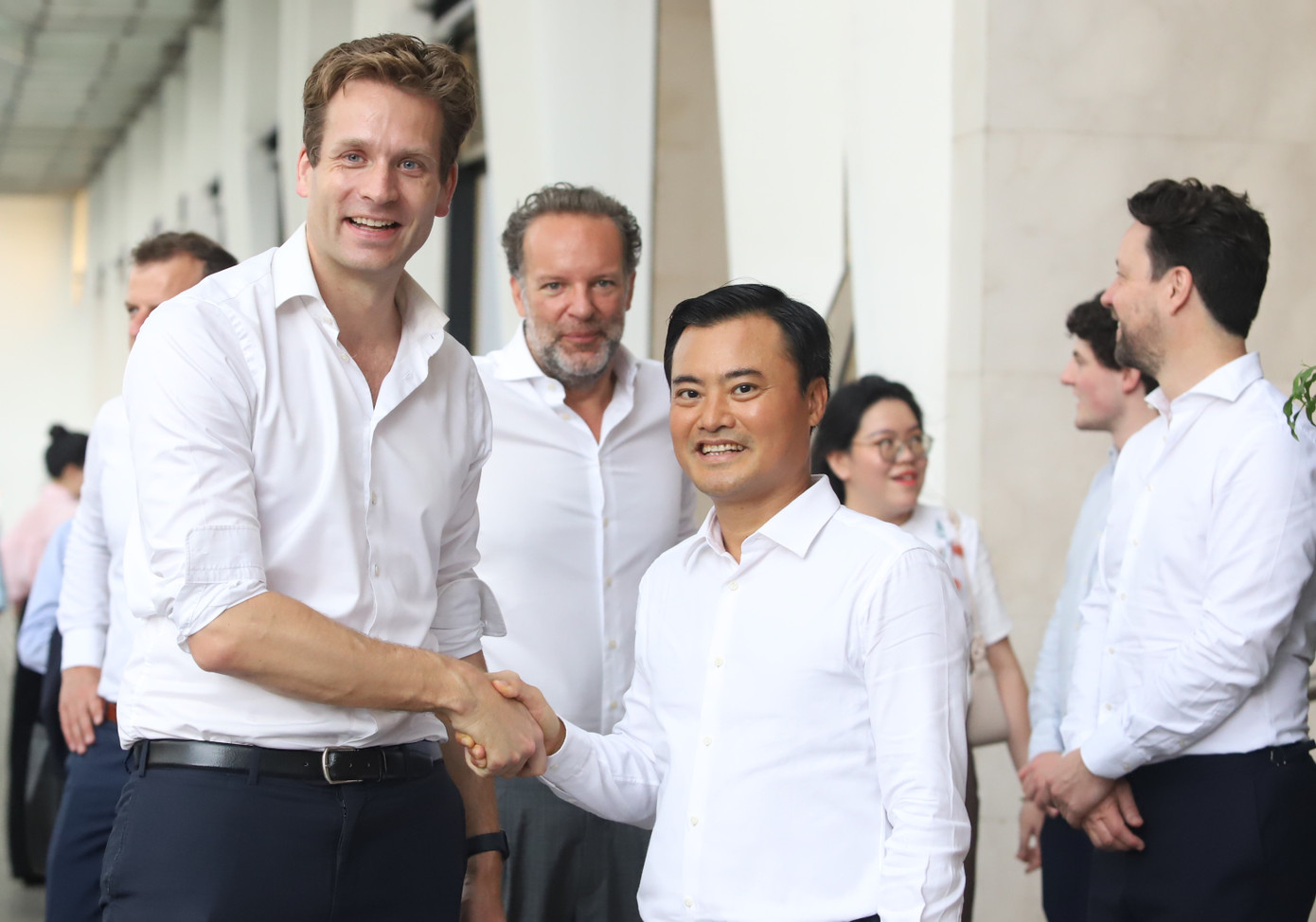 Ông Vincent Karremans cùng Phó Chủ tịch UBND TPHCM Bùi Xuân Cường. Ảnh: Ngô Tùng