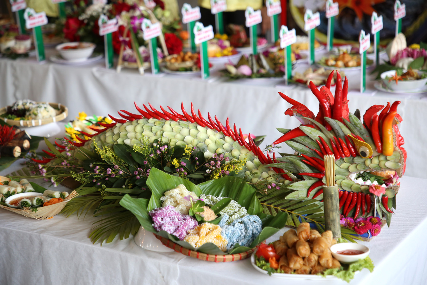 Tổng cộng có đến 100 món ăn được làm từ khoai mì tham gia tô điểm hương sắc ngày hội năm nay.