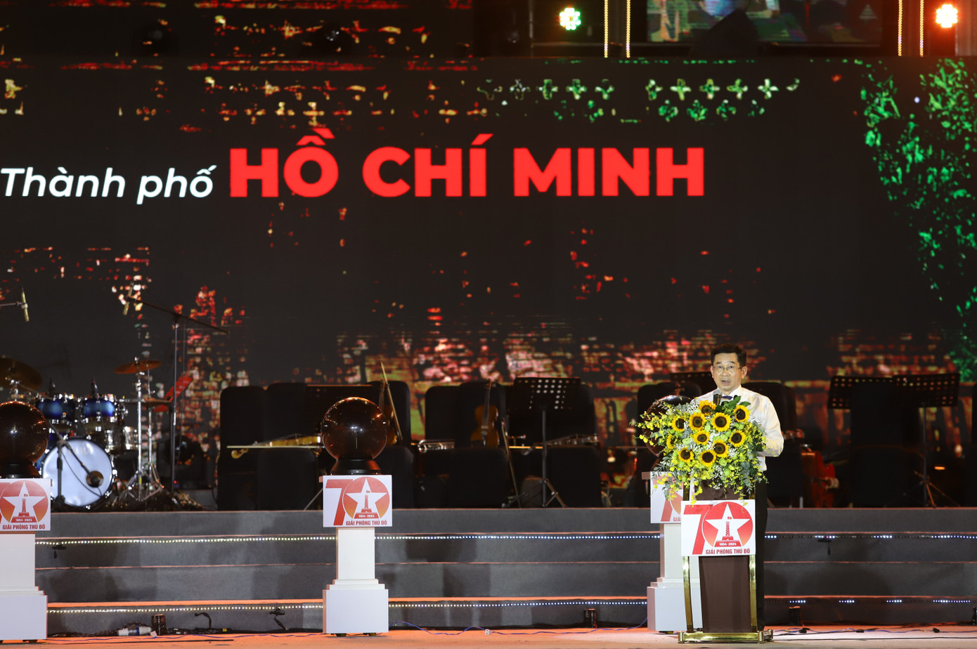 Phát biểu chào mừng, Phó Chủ tịch Thường trực UBND TPHCM Dương Ngọc Hải nhấn mạnh trong những năm tháng kháng chiến, đồng bào, chiến sĩ miền Bắc dồn tâm sức vì miền Nam ruột thịt. Và trong thời điểm dịch bệnh COVID-19 bùng phát, cả nước, đặc biệt là thủ đô Hà Nội hướng về TPHCM với nghĩa cử cao đẹp, góp phần giúp thành phố vượt qua đại dịch, từng bước khôi phục kinh tế, trở lại nhịp sống sôi động… Đó là những ân tình mà TPHCM khắc sâu trong tim về Hà Nội mến yêu, thủ đô dấu yêu.