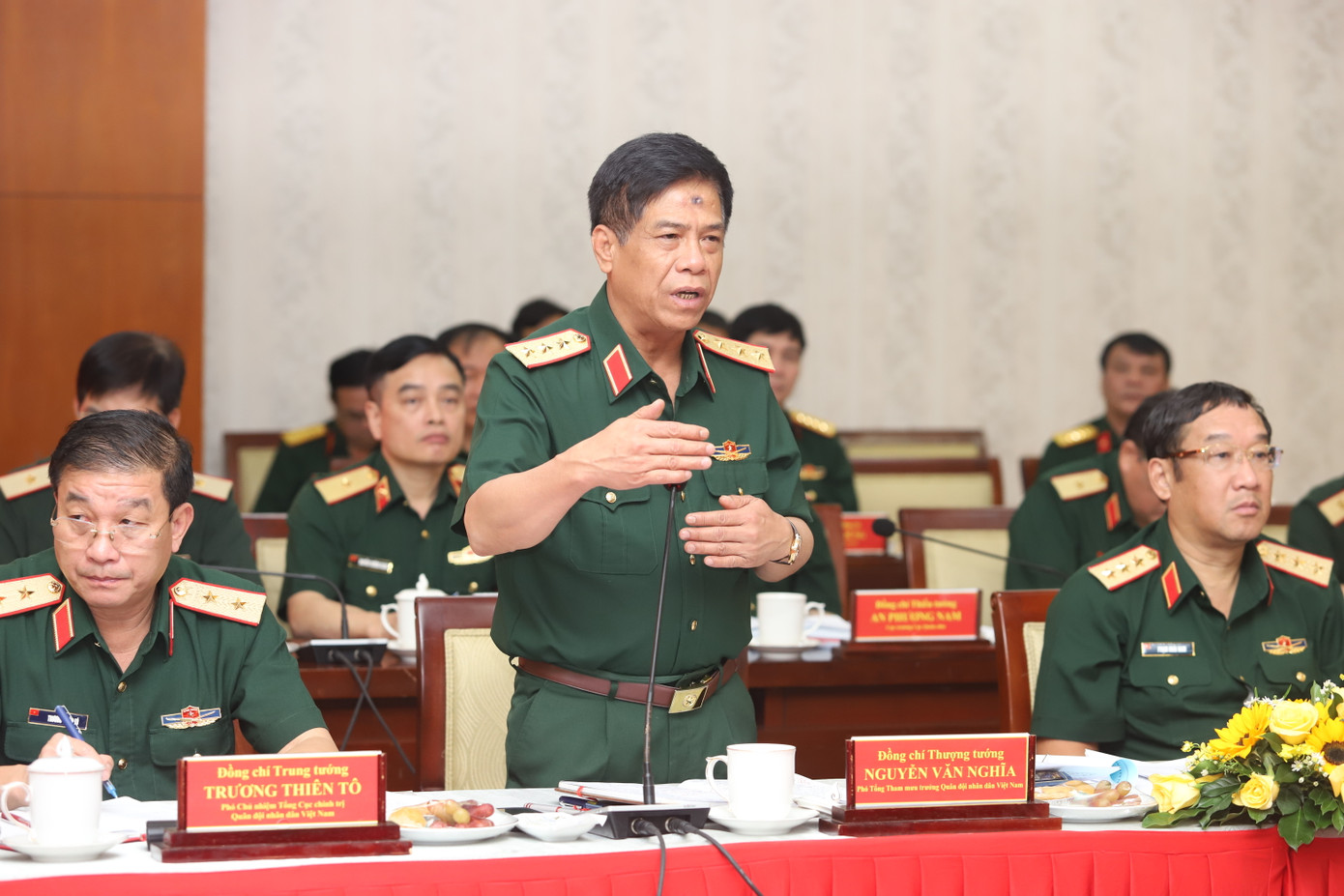 Lãnh đạo Bộ Quốc phòng trao đổi tại buổi làm việc.