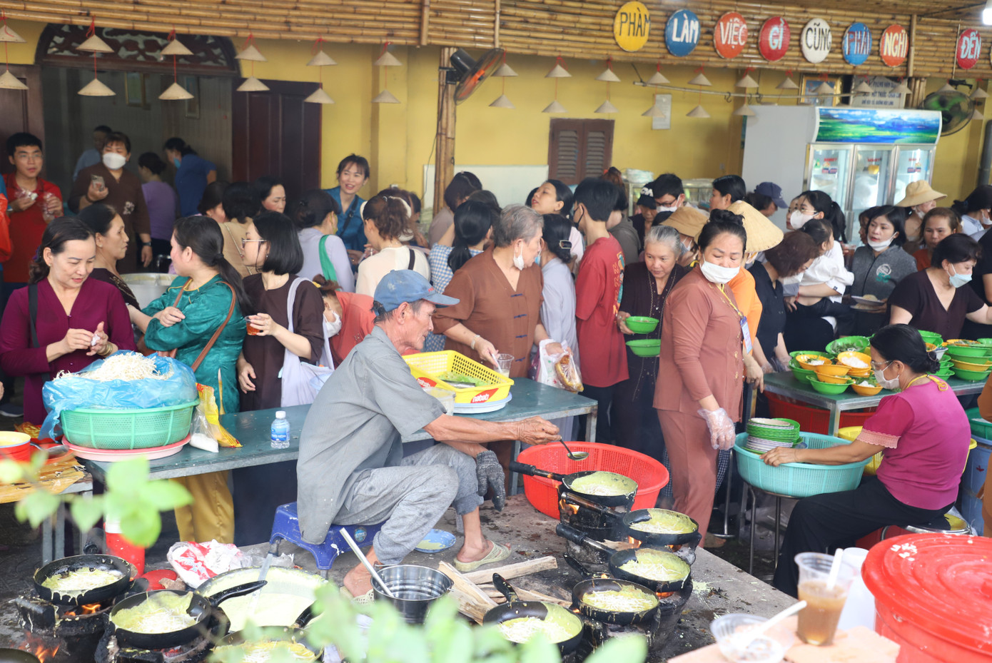 Đồ ăn được nhà chùa chuẩn bị đầy đủ sẵn sàng phục vụ hàng nghìn người đến với buổi lễ và ngày hội buffet.