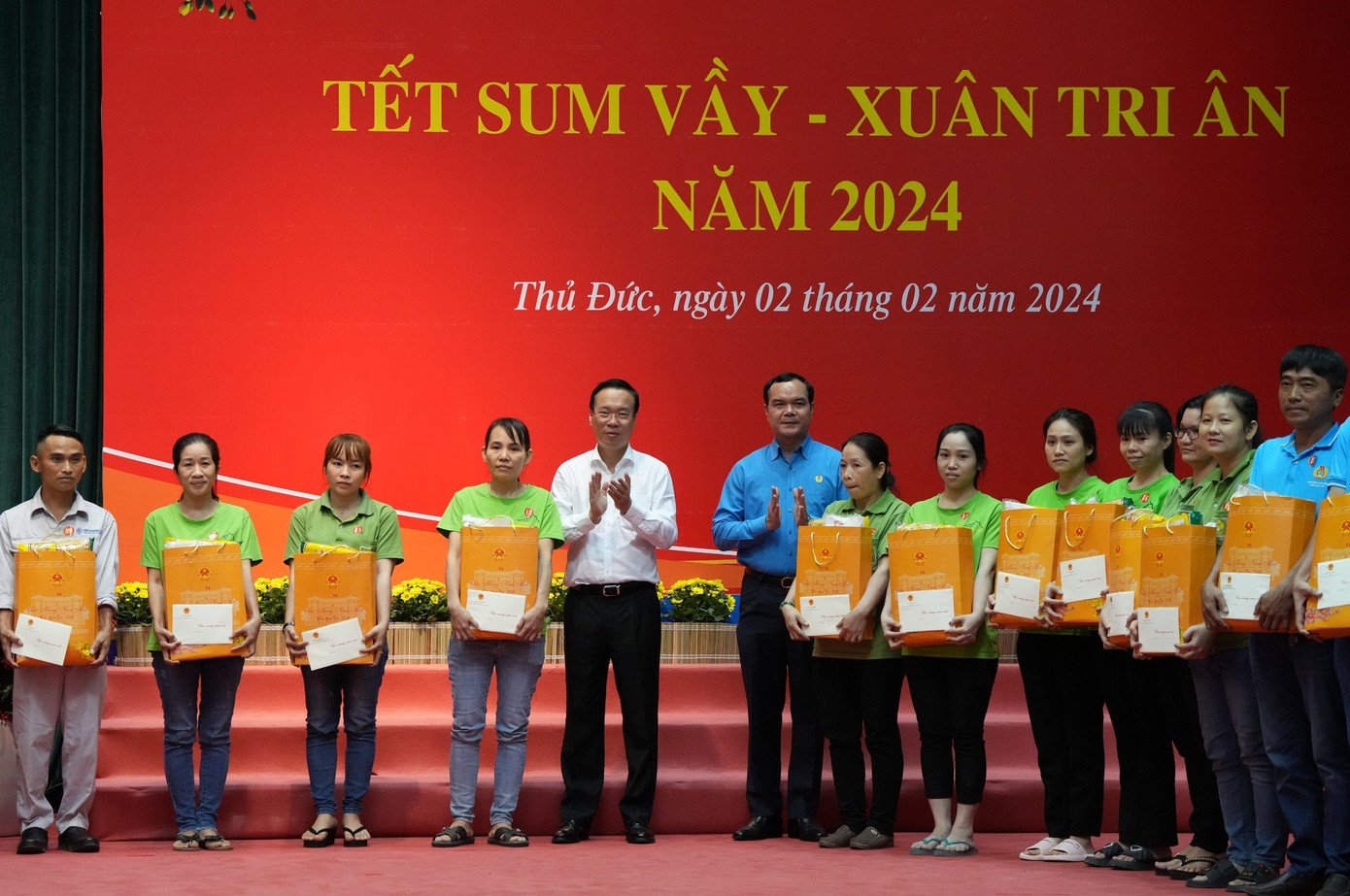 Chủ tịch nước Võ Văn Thưởng cùng Chủ tịch Tổng Liên đoàn Lao động Việt Nam Nguyễn Đình Khang trao quà tặng tới các công nhân lao động. Ảnh: PV