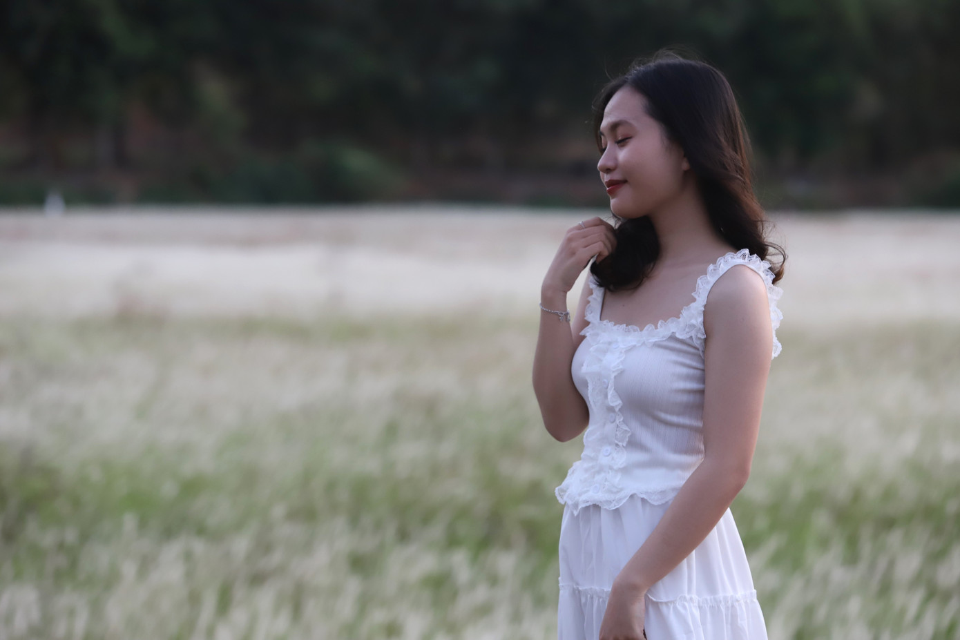 Thiếu nữ khoe nét dịu dàng bên đồng cỏ lau nên thơ.