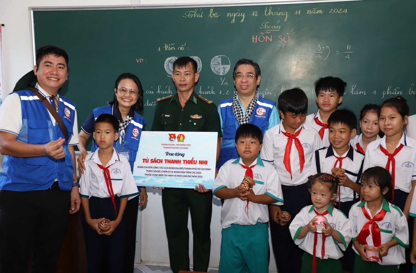 Trong chuyến thăm, động viên quân và dân các đảo, nhà giàn trên vùng biển Tây Nam của Tổ quốc vào giữa tháng 11, lãnh đạo TPHCM và các đại biểu đã gửi tặng những món quà ý nghĩa đến thầy và trò lớp học tình thương. Trong chuyến thăm, động viên quân và dân các đảo, nhà giàn trên vùng biển Tây Nam của Tổ quốc vào giữa tháng 11, lãnh đạo TPHCM và các đại biểu đã gửi tặng những món quà ý nghĩa đến thầy và trò lớp học tình thương.