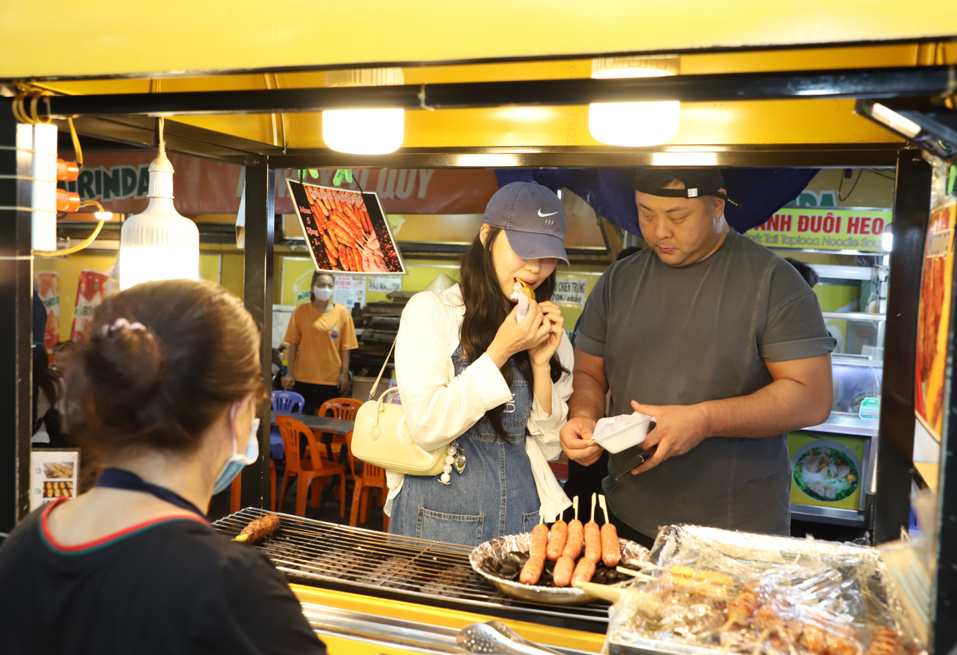 Nơi đây là một trong những khu phố thu hút đông khách nước ngoài tìm đến tham quan, thưởng thức các món ẩm thực đường phố. Nơi đây là một trong những khu phố thu hút đông khách nước ngoài tìm đến tham quan, thưởng thức các món ẩm thực đường phố.