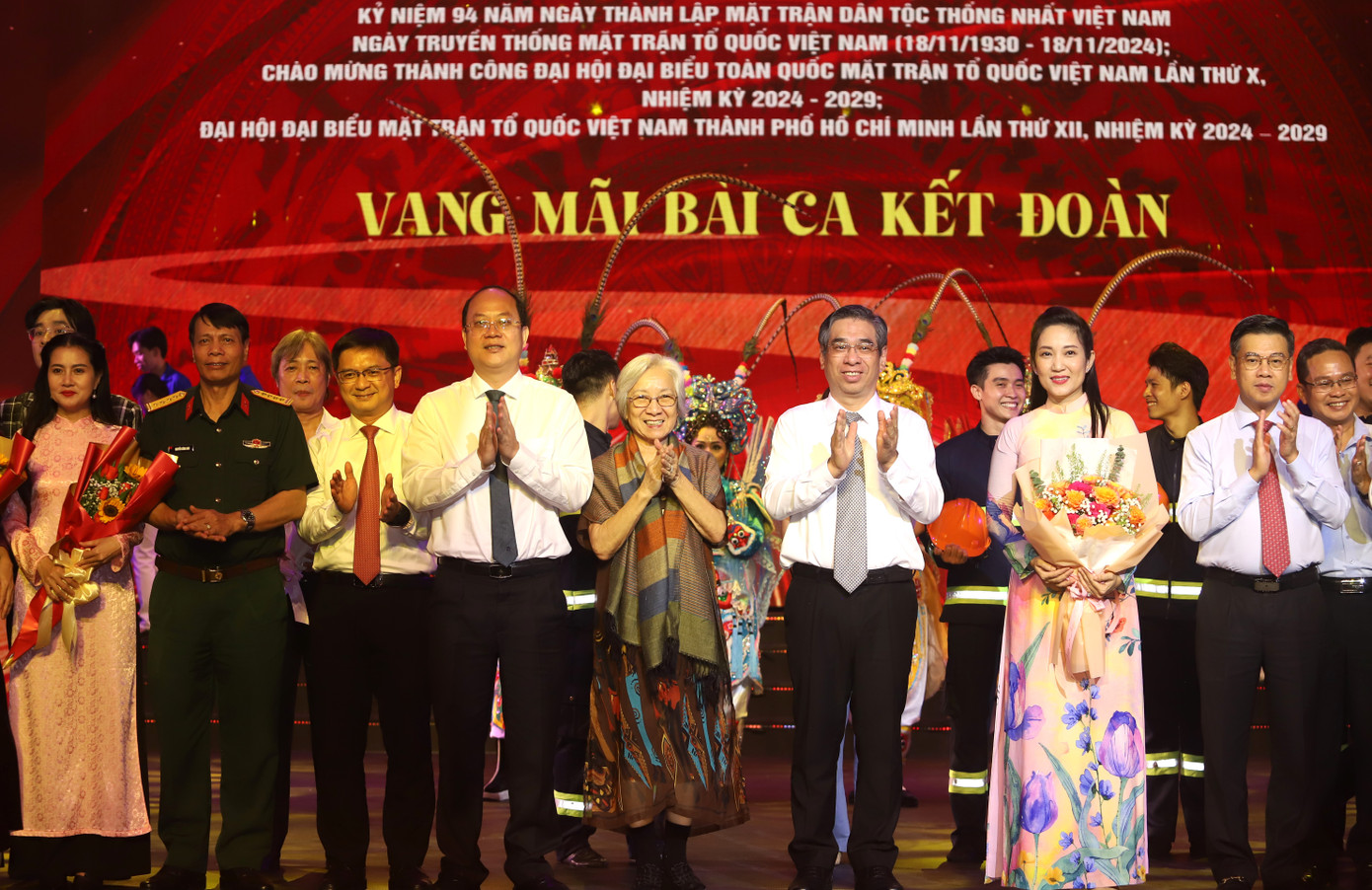 Đến dự chương trình có Phó Bí thư Thường trực Thành ủy TPHCM Nguyễn Hồ Hải, Phó Bí thư Thành ủy, Bí thư Đảng đoàn, Chủ tịch Ủy ban MTTQ Việt Nam TPHCM Nguyễn Phước Lộc và Trưởng ban Dân vận Thành ủy TPHCM Nguyễn Mạnh Cường cùng Phó Chủ tịch UBND TPHCM Nguyễn Văn Dũng. Trong ảnh là lãnh đạo TPHCM tặng hoa nghệ sĩ tham gia biểu diễn. Ảnh: Ngô Tùng. Đến dự chương trình có Phó Bí thư Thường trực Thành ủy TPHCM Nguyễn Hồ Hải, Phó Bí thư Thành ủy, Bí thư Đảng đoàn, Chủ tịch Ủy ban MTTQ Việt Nam TPHCM Nguyễn Phước Lộc và Trưởng ban Dân vận Thành ủy TPHCM Nguyễn Mạnh Cường cùng Phó Chủ tịch UBND TPHCM Nguyễn Văn Dũng. Trong ảnh là lãnh đạo TPHCM tặng hoa nghệ sĩ tham gia biểu diễn. Ảnh: Ngô Tùng.