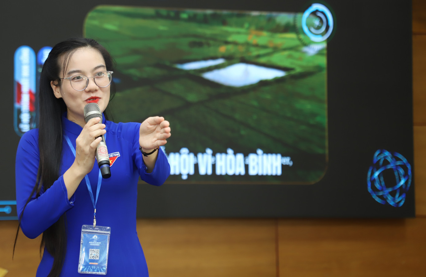 Thí sinh Đinh Thị Thanh Bình trình bày bài thi của mình tại vòng Bán kết. Thí sinh Đinh Thị Thanh Bình trình bày bài thi của mình tại vòng Bán kết.