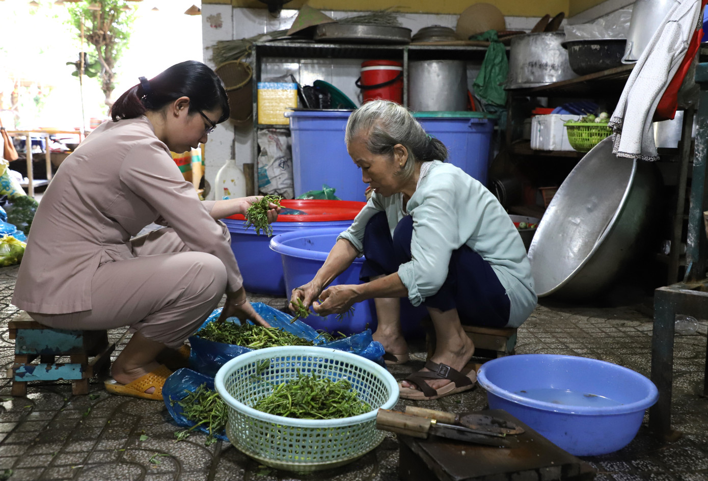 Những bữa ăn được các phật tử và người tham gia làm công quả chuẩn bị kỹ lưỡng, tươm tất trong từng món ăn trước khi đãi mọi người. Những bữa ăn được các phật tử và người tham gia làm công quả chuẩn bị kỹ lưỡng, tươm tất trong từng món ăn trước khi đãi mọi người.