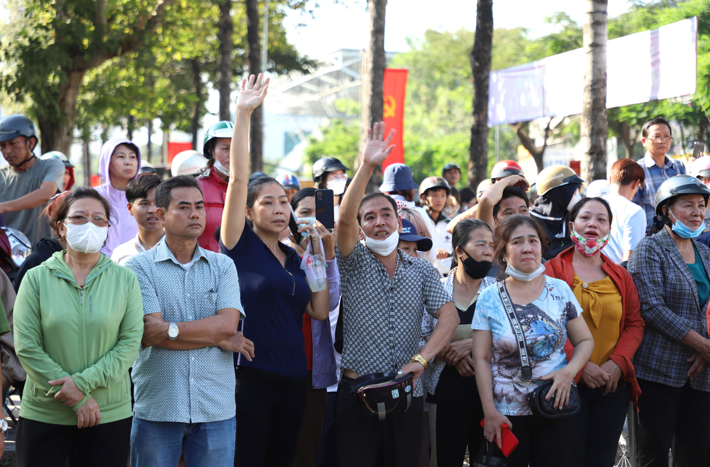 Người thân xúc động dõi theo, vẫy chào con em mình chuẩn bị về đơn vị huấn luyện. Người thân xúc động dõi theo, vẫy chào con em mình chuẩn bị về đơn vị huấn luyện.