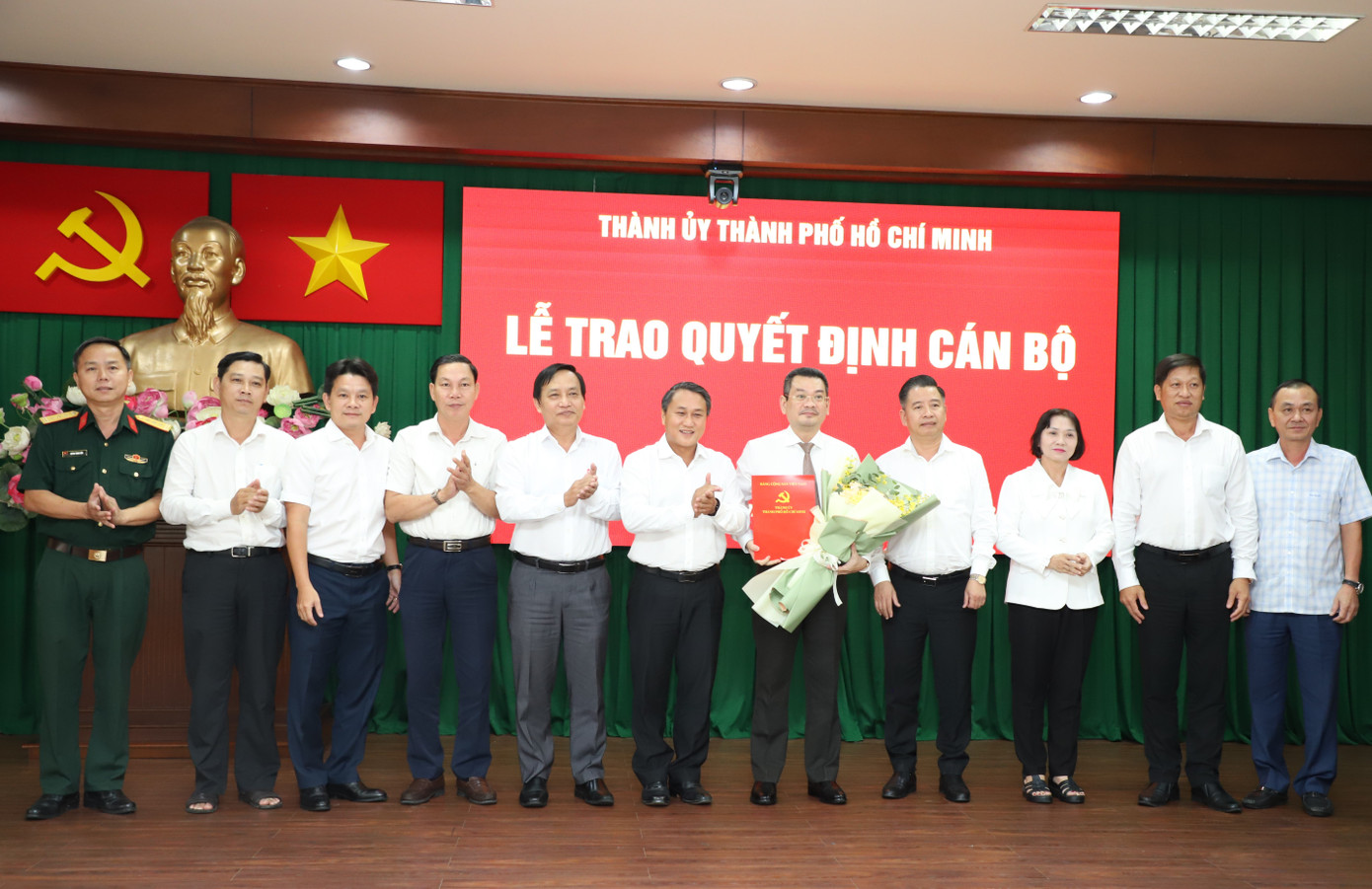 Tập thể Ban Thường vụ Quận ủy quận 7 tặng hoa chúc mừng ông Hoàng Minh Tuấn Anh. Ảnh: Ngô Tùng Tập thể Ban Thường vụ Quận ủy quận 7 tặng hoa chúc mừng ông Hoàng Minh Tuấn Anh. Ảnh: Ngô Tùng
