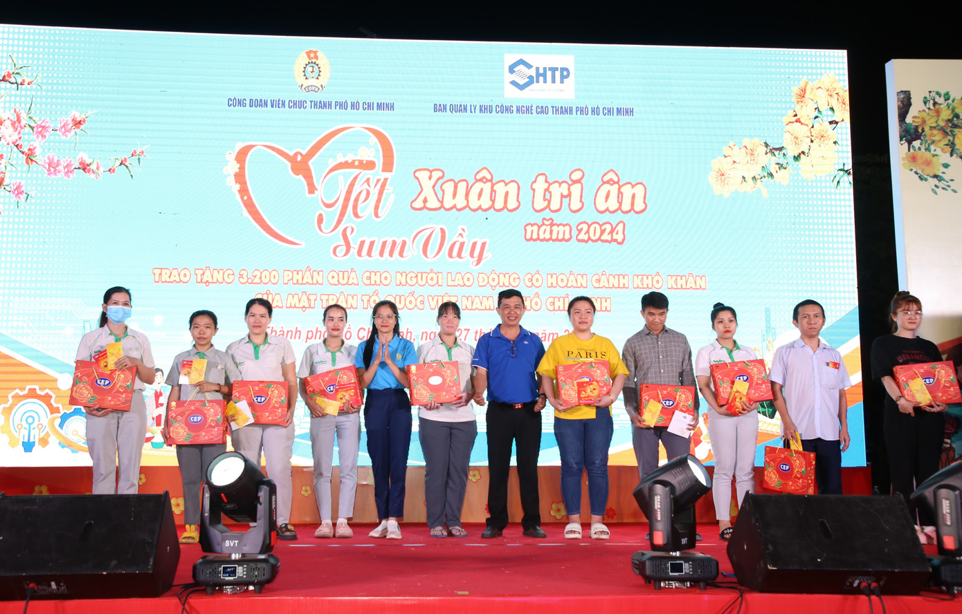 Các anh chị công nhân, người lao động đón nhận món quà ấm tình trước thềm Tết Nguyên đán. Ảnh: Ngô Tùng