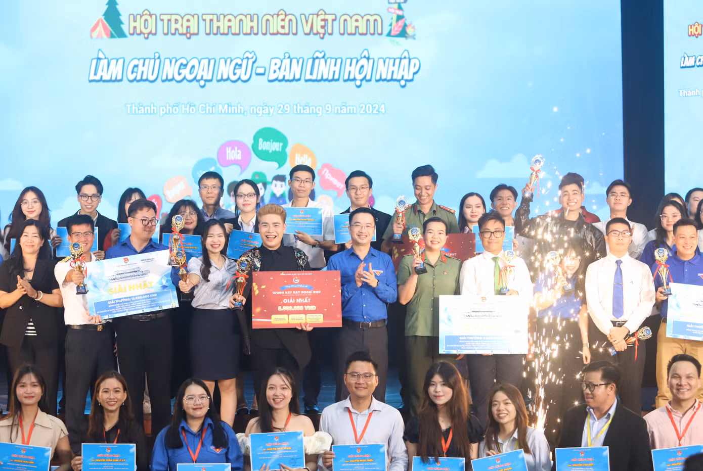 Các vị lãnh đạo Trung ương, TPHCM chụp ảnh lưu niệm cùng các thí sinh, trại sinh tham dự hội trại. Ảnh: Ngô Tùng