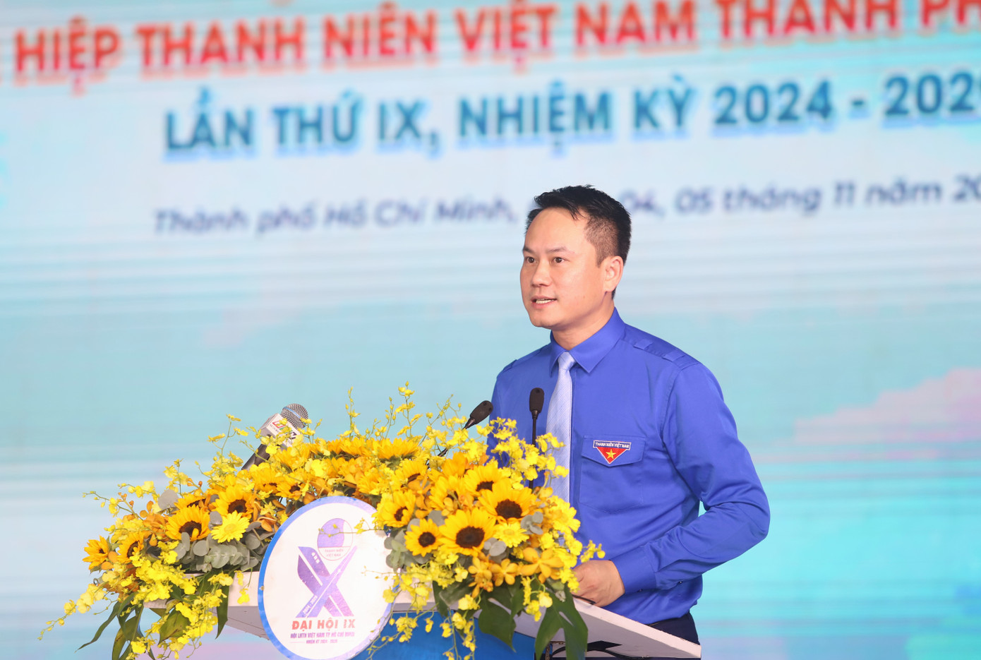 Tại phiên làm việc này, anh Nguyễn Kim Quy - Phó Chủ tịch Thường trực Trung ương Hội LHTN Việt Nam ghi nhận những đóng góp, thành tích của Hội LHTN thành phố trong nhiệm kỳ qua, đặc biệt là trong thời gian đại dịch COVID-19. Anh Quy cũng khẳng định niềm tự hào về truyền thống vẻ vang của thế hệ thanh niên, từ những năm tháng chiến tranh ác liệt với phong trào “3 sẵn sàng” và “5 xung phong” cho đến hôm nay, khi thanh niên thành phố thể hiện sự năng động và sáng tạo. Phong trào “Tôi yêu Tổ quốc tôi” tiếp tục là ngọn lửa tinh thần, động lực để thanh niên không ngừng cống hiến cho thành phố văn minh, hiện đại.
