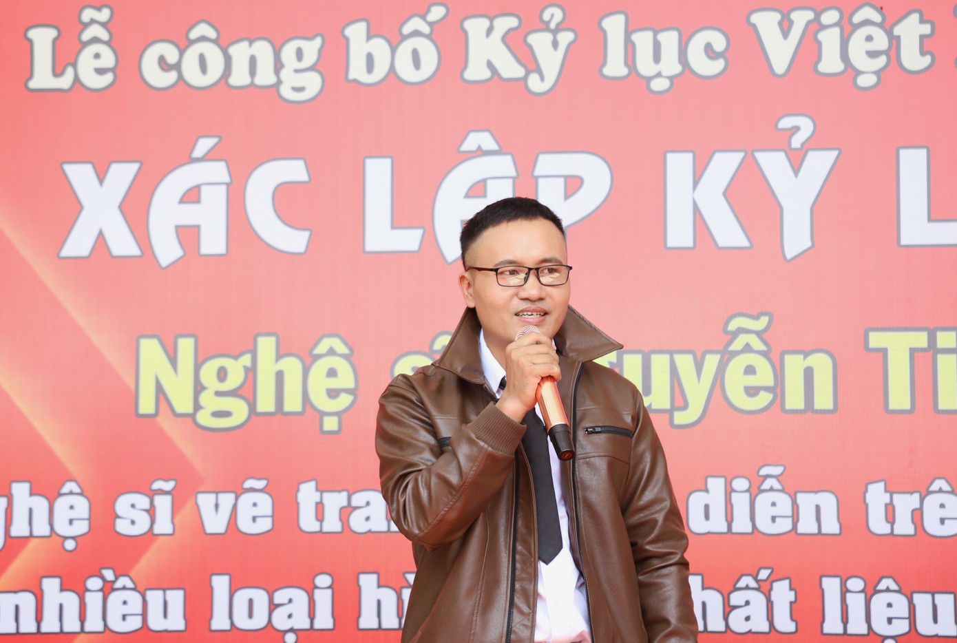 Anh Nguyễn Tiến chia sẻ niềm vui ngày được tôn vinh. Anh Nguyễn Tiến chia sẻ niềm vui ngày được tôn vinh.