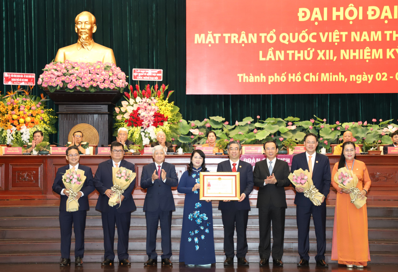 Tập thể MTTQ Việt Nam TPHCM đón nhận Huân chương Lao động hạng Ba của Chủ tịch nước. Ảnh: Ngô Tùng