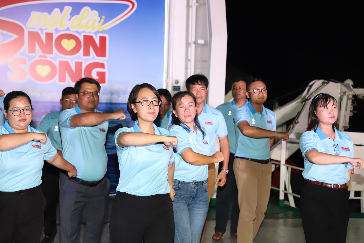 Các đội thi gửi đến lời ca tiếng hát cùng những màn phụ họa đầy sáng tạo, sôi nổi để cùng lan tỏa tinh thần giao lưu, đoàn kết trong một tập thể hướng về vùng biển, đảo của Tổ quốc.