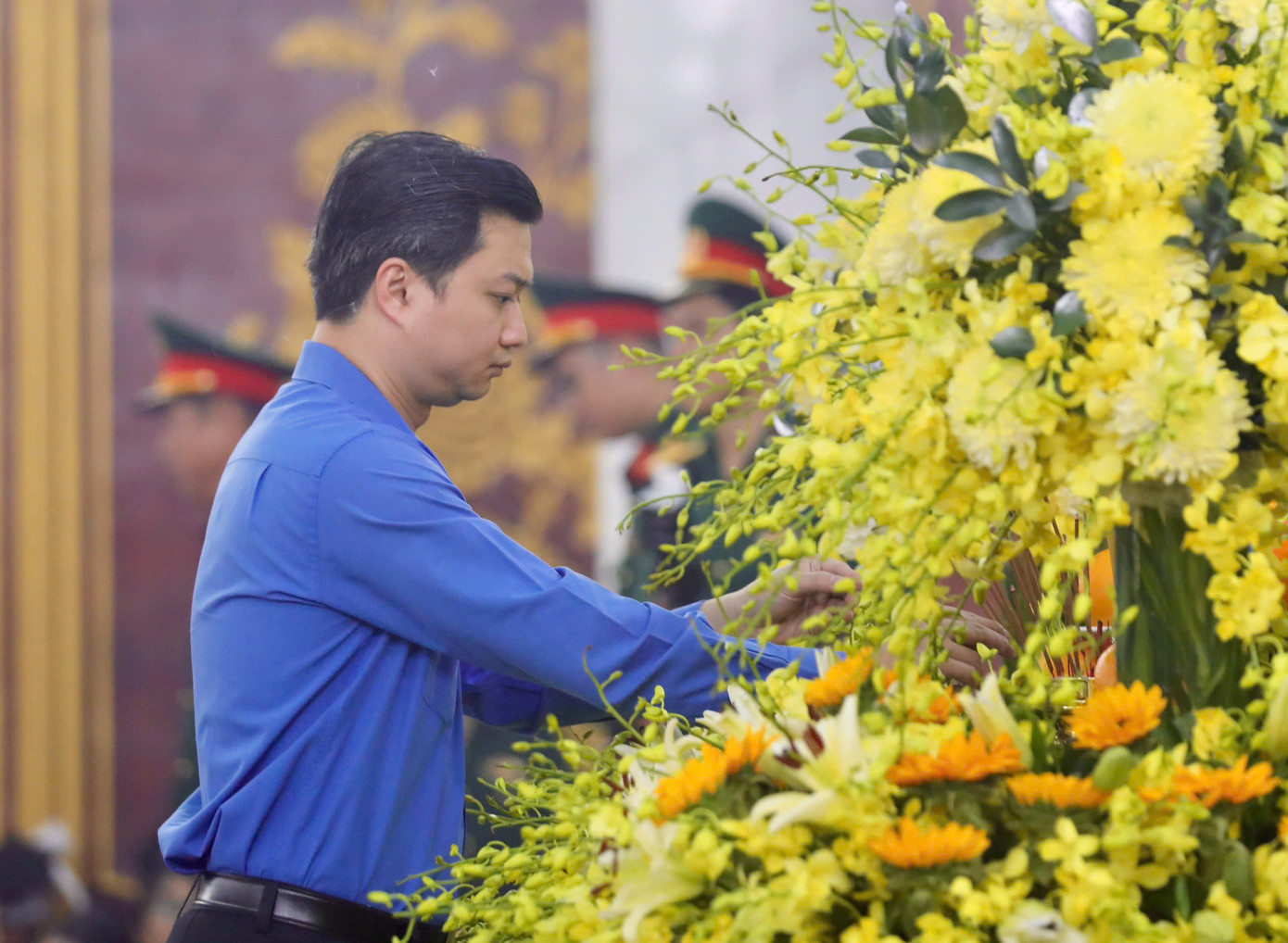 Anh Nguyễn Minh Triết viếng và bày tỏ niềm tiếc thương trước sự ra đi của các liệt sĩ. "Thế hệ trẻ Việt Nam tự hào về tinh thần dũng cảm, ý chí kiên cường, lòng yêu nước nồng nàn và trách nhiệm cao cả mà các đồng chí hy sinh cho Tổ quốc. Hình ảnh về sự hy sinh, lòng dũng cảm và ý chí kiên cường trước mọi gian khó của các đồng chí sẽ mãi được khắc ghi trong tâm trí của thế hệ trẻ, là ngọn lửa soi sáng, tiếp lửa tinh thần cho thế hệ trẻ Việt Nam" - anh Nguyễn Minh Triết viết trong sổ tang tưởng niệm các liệt sĩ. Anh Nguyễn Minh Triết viếng và bày tỏ niềm tiếc thương trước sự ra đi của các liệt sĩ. "Thế hệ trẻ Việt Nam tự hào về tinh thần dũng cảm, ý chí kiên cường, lòng yêu nước nồng nàn và trách nhiệm cao cả mà các đồng chí hy sinh cho Tổ quốc. Hình ảnh về sự hy sinh, lòng dũng cảm và ý chí kiên cường trước mọi gian khó của các đồng chí sẽ mãi được khắc ghi trong tâm trí của thế hệ trẻ, là ngọn lửa soi sáng, tiếp lửa tinh thần cho thế hệ trẻ Việt Nam" - anh Nguyễn Minh Triết viết trong sổ tang tưởng niệm các liệt sĩ.